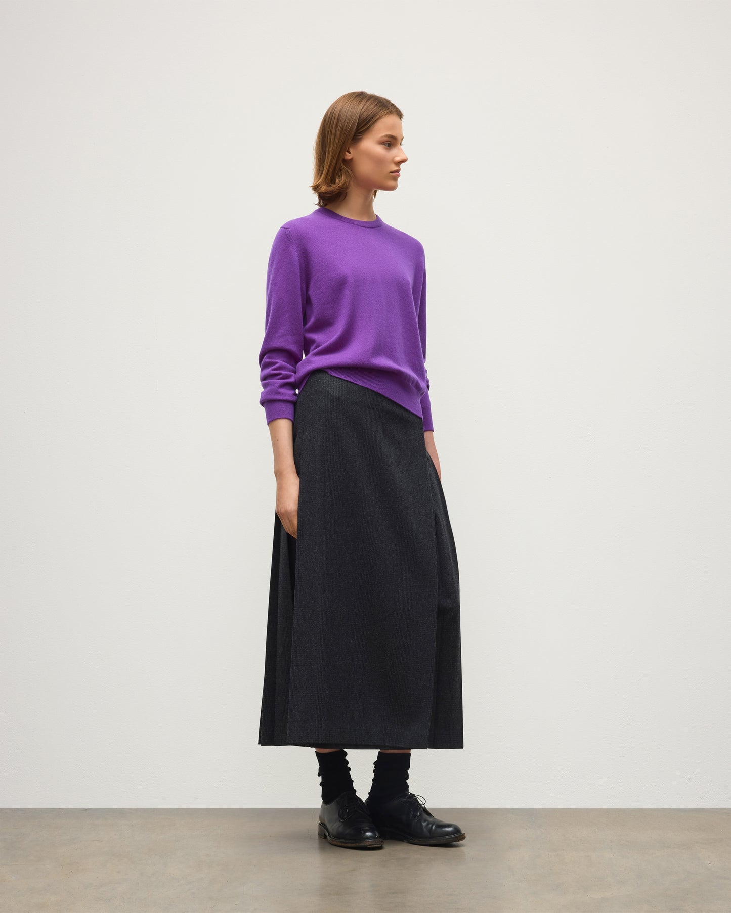 JOHNSTONS OF ELGIN LUNAN CREW SWEATER CLASSIC CASHMERE ROUND NECK SWEATER - 2 PLY PURPLE 100% CASHMERE KAP05784SD5371