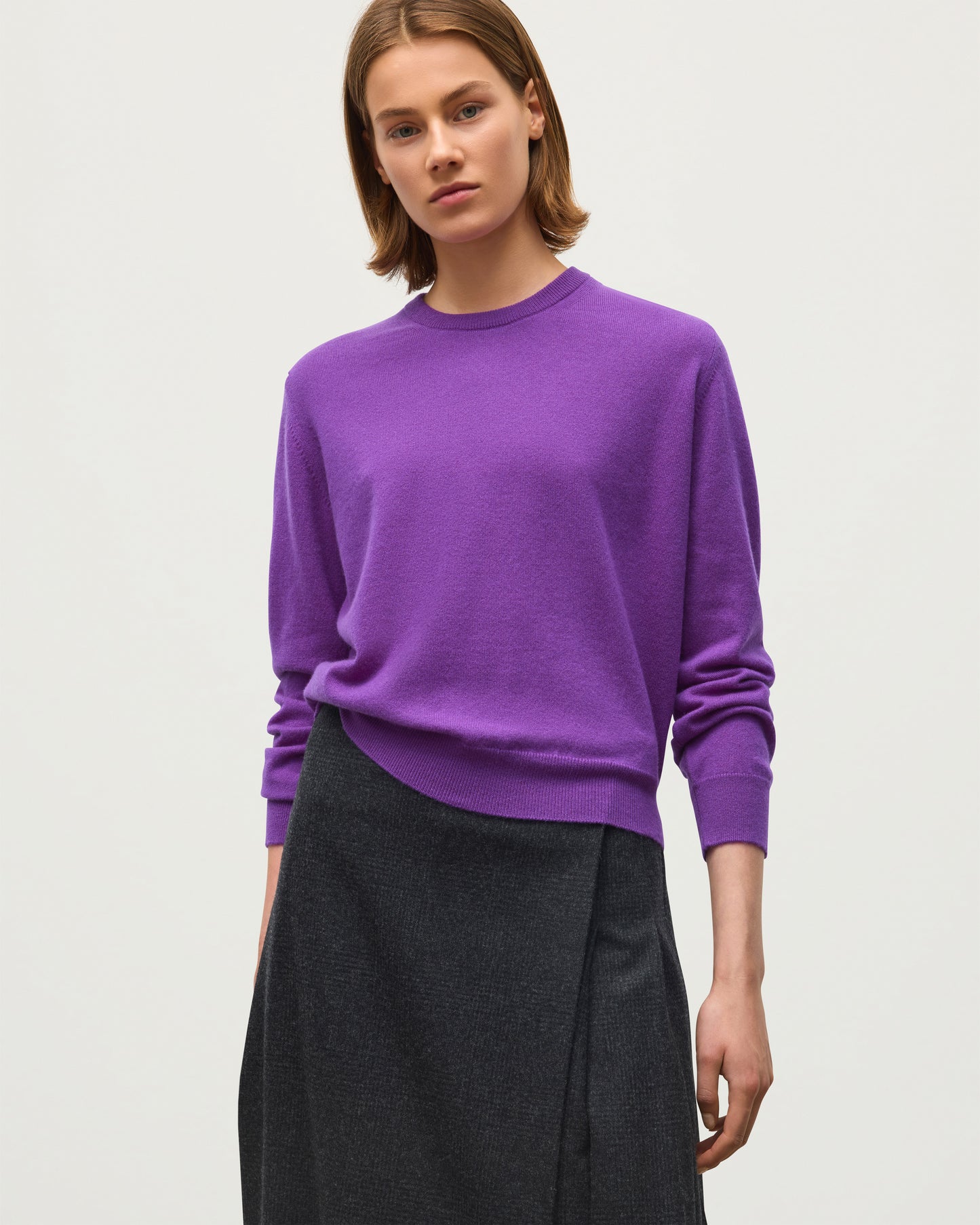 JOHNSTONS OF ELGIN LUNAN CREW SWEATER CLASSIC CASHMERE ROUND NECK SWEATER - 2 PLY PURPLE 100% CASHMERE KAP05784SD5371