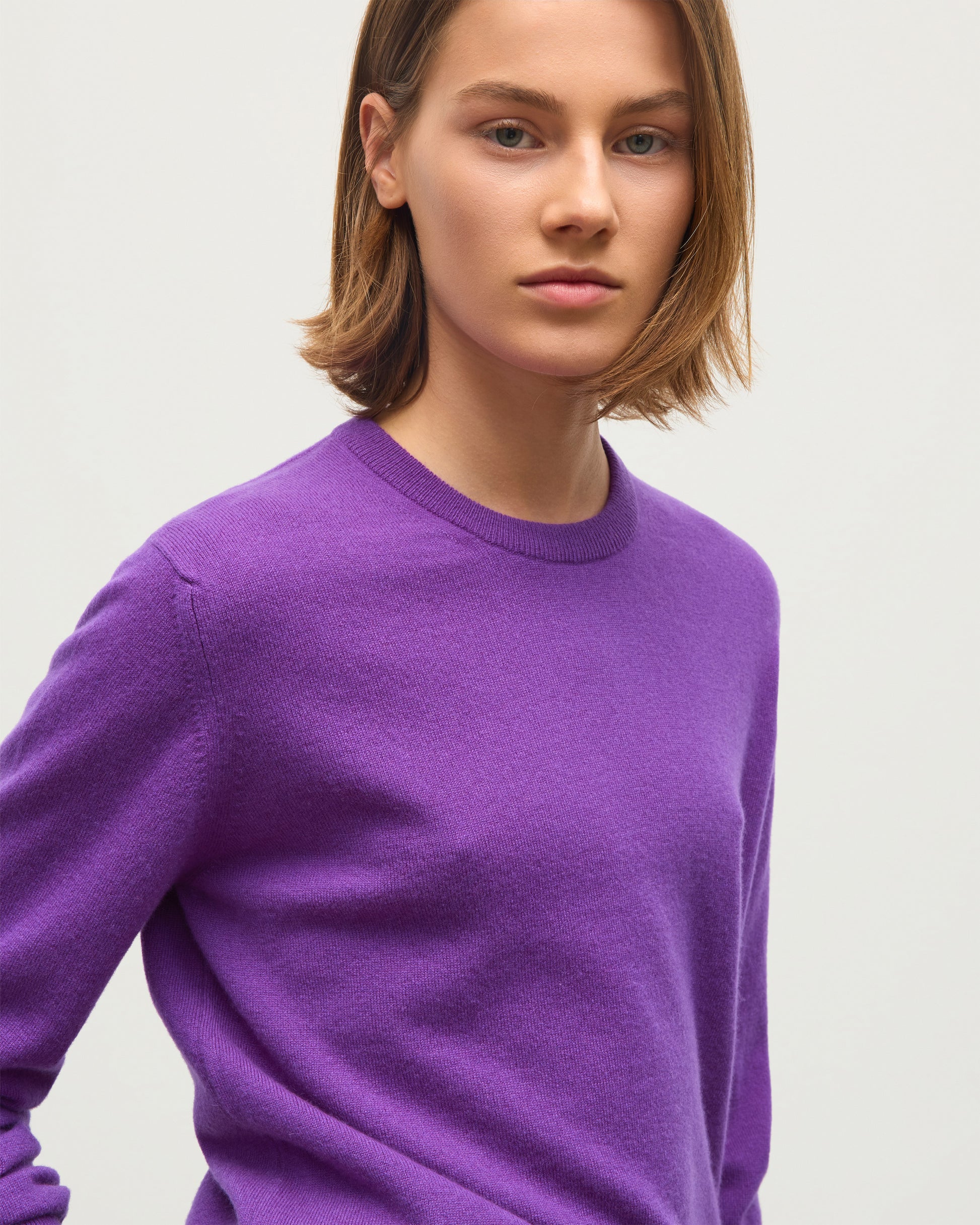 JOHNSTONS OF ELGIN LUNAN CREW SWEATER CLASSIC CASHMERE ROUND NECK SWEATER - 2 PLY PURPLE 100% CASHMERE KAP05784SD5371