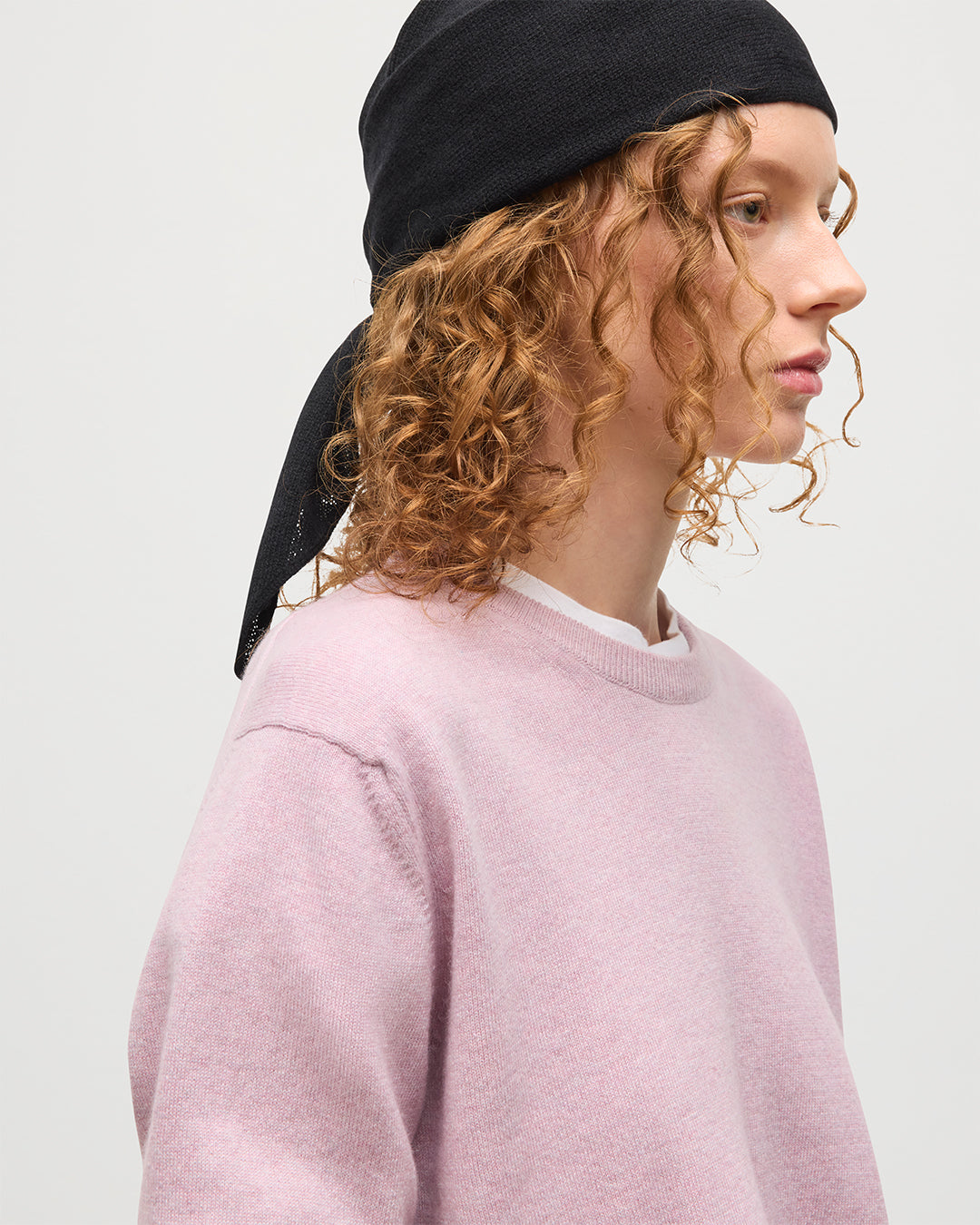 JOHNSTONS OF ELGIN WOMENS LUNAN CLASSIC CREW SWEATER PINK 100% CASHMERE WITH REEL BLACK CASHMERE BANDANA KAP05784HE0071