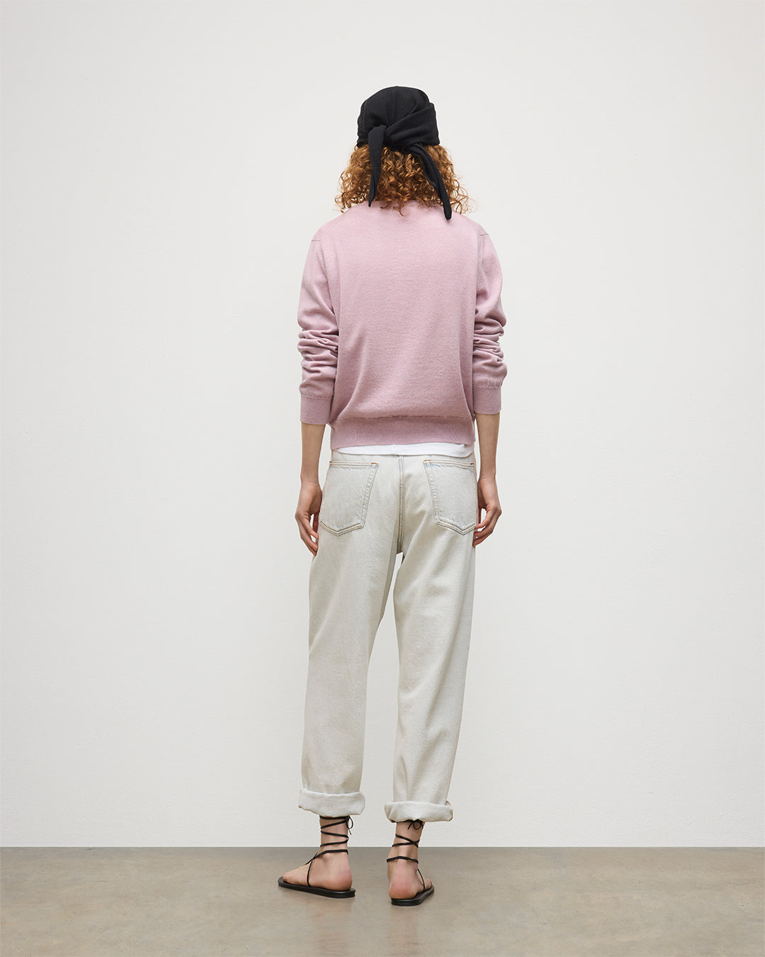 JOHNSTONS OF ELGIN WOMENS LUNAN CLASSIC CREW SWEATER PINK 100% CASHMERE WITH REEL BLACK CASHMERE BANDANA KAP05784HE0071