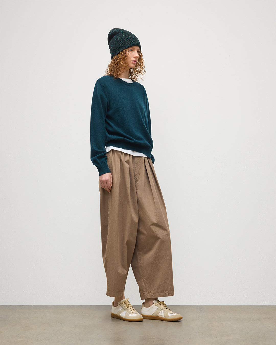 JOHNSTONS OF ELGIN WOMENS LUNAN CLASSIC CREW SWEATER GREEN 100% CASHMERE WITH FIR DONEGAL CASHMERE BEANIE HAT KAP05784SC7341