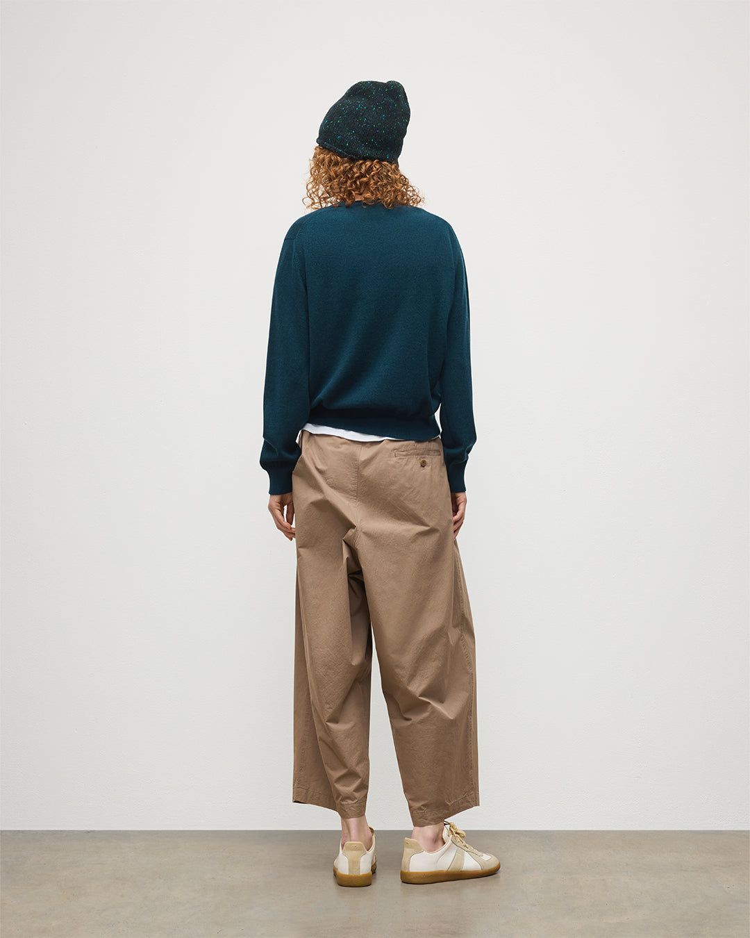 JOHNSTONS OF ELGIN WOMENS LUNAN CLASSIC CREW SWEATER GREEN 100% CASHMERE WITH FIR DONEGAL CASHMERE BEANIE HAT KAP05784SC7341