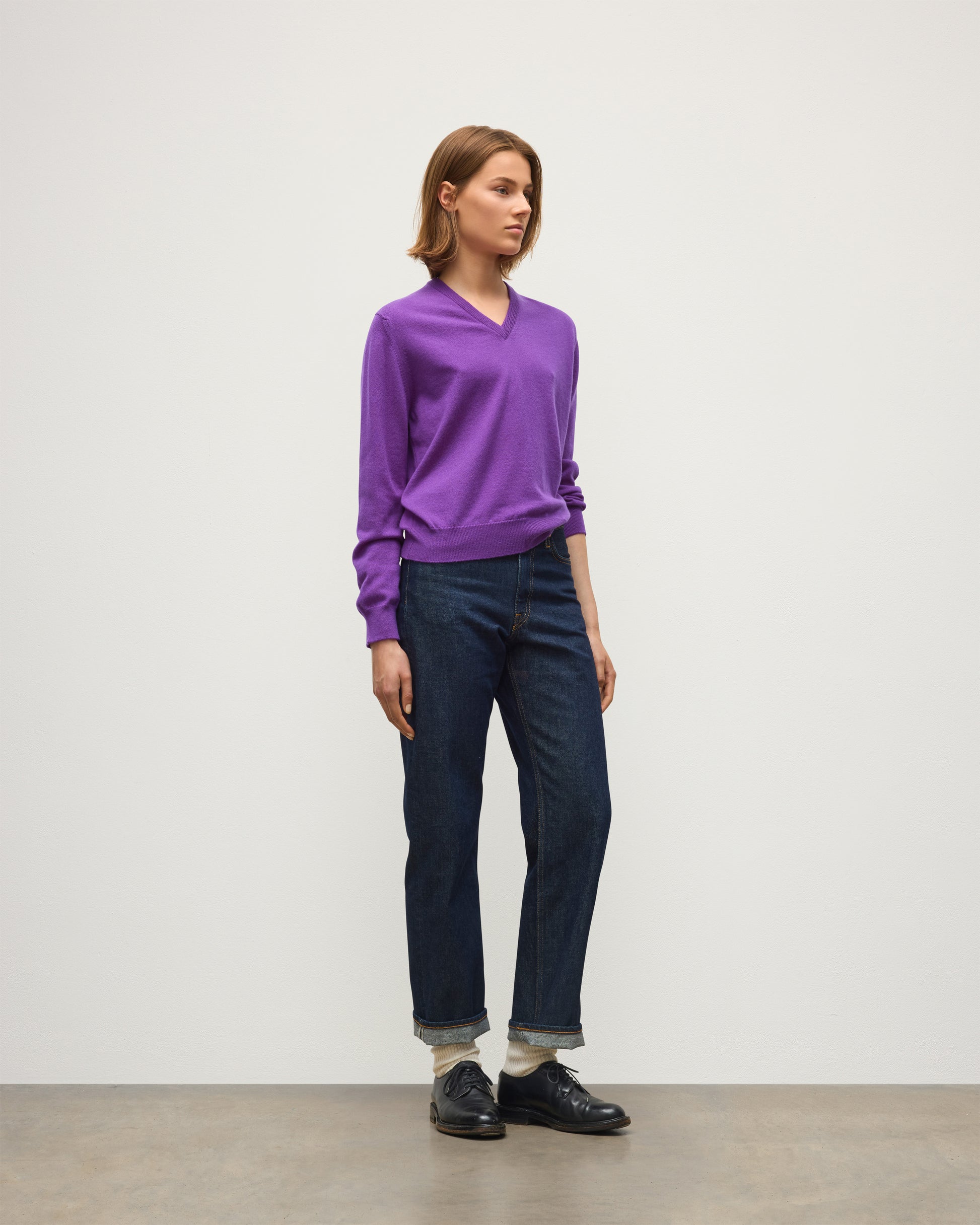 JOHNSTONS OF ELGIN LUNAN VEE SWEATER CLASSIC CASHMERE VEE NECK SWEATER 2 PLY PURPLE 100% CASHMERE KAP05807SD5371