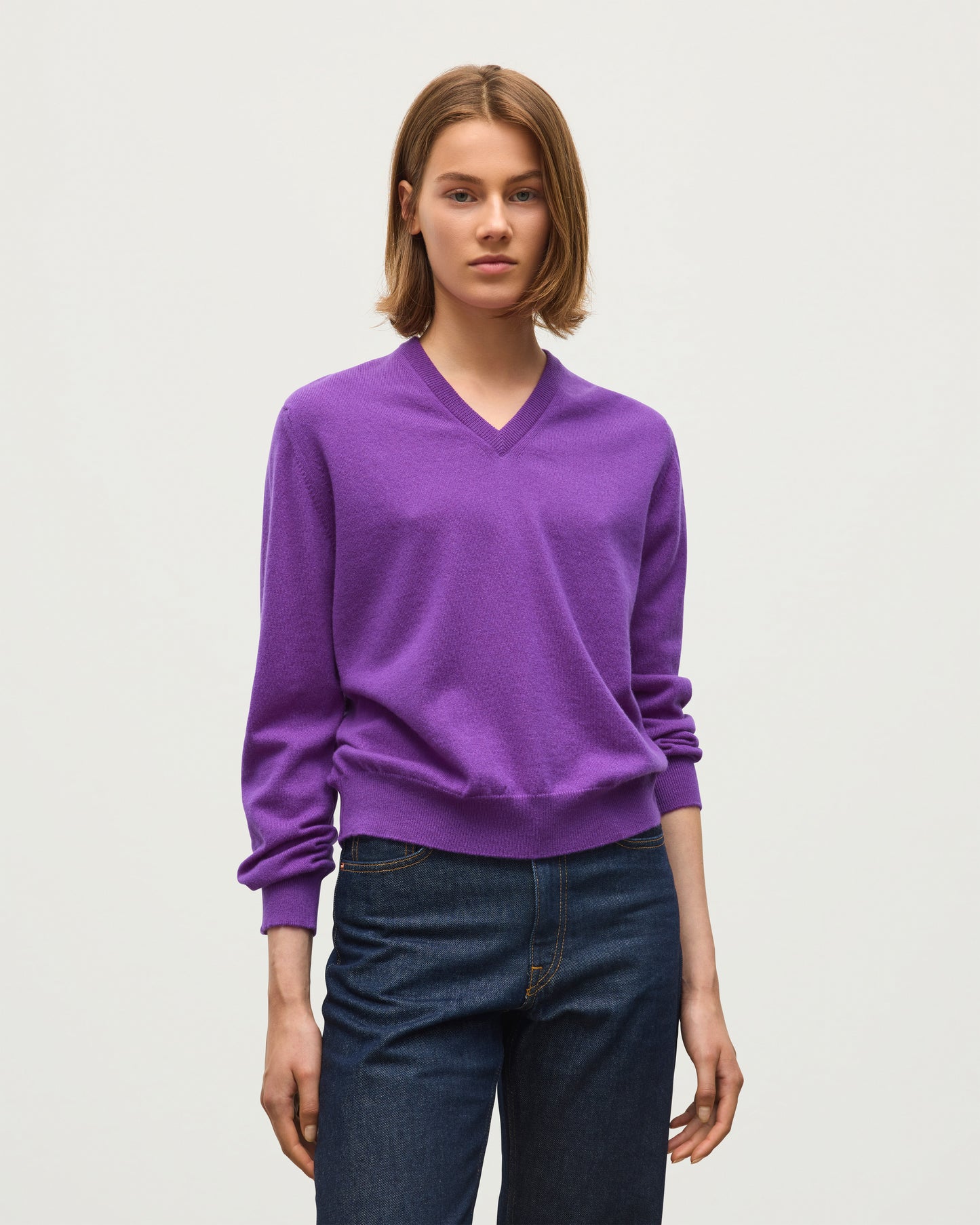 JOHNSTONS OF ELGIN LUNAN VEE SWEATER CLASSIC CASHMERE VEE NECK SWEATER 2 PLY PURPLE 100% CASHMERE KAP05807SD5371