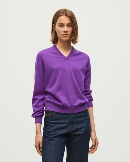 JOHNSTONS OF ELGIN LUNAN VEE SWEATER CLASSIC CASHMERE VEE NECK SWEATER 2 PLY PURPLE 100% CASHMERE KAP05807SD5371