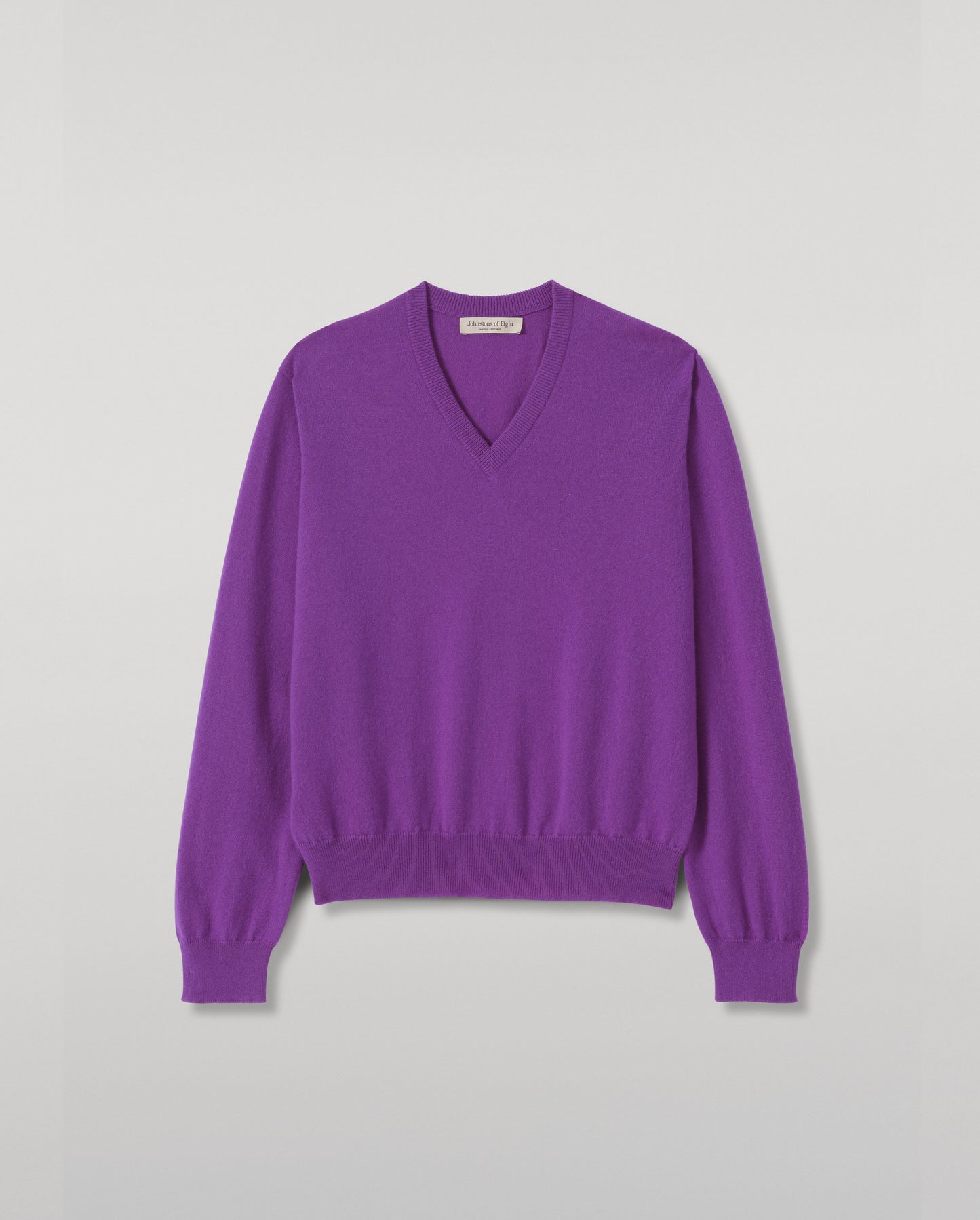 JOHNSTONS OF ELGIN LUNAN VEE SWEATER CLASSIC CASHMERE VEE NECK SWEATER 2 PLY PURPLE 100% CASHMERE KAP05807SD5371