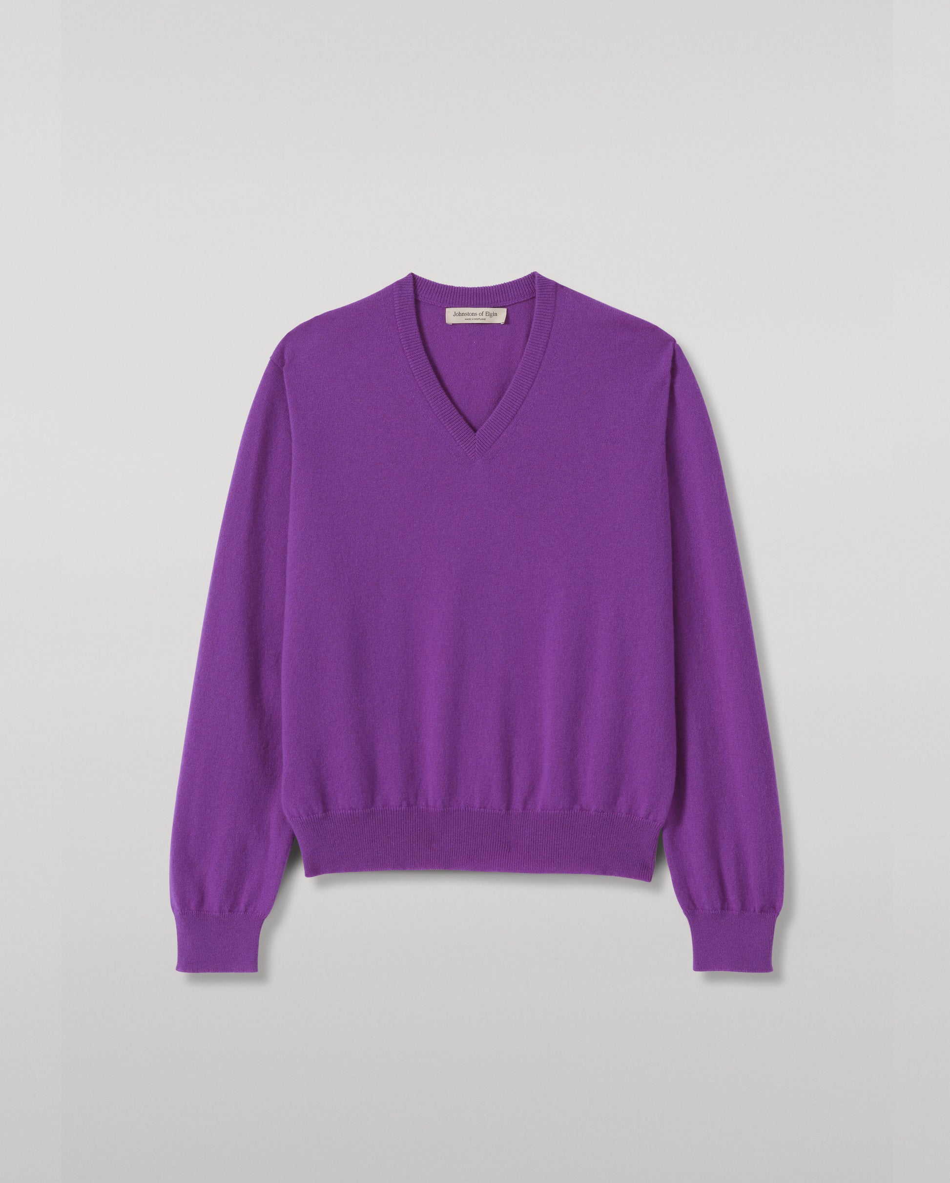 JOHNSTONS OF ELGIN LUNAN VEE SWEATER CLASSIC CASHMERE VEE NECK SWEATER 2 PLY PURPLE 100% CASHMERE KAP05807SD5371