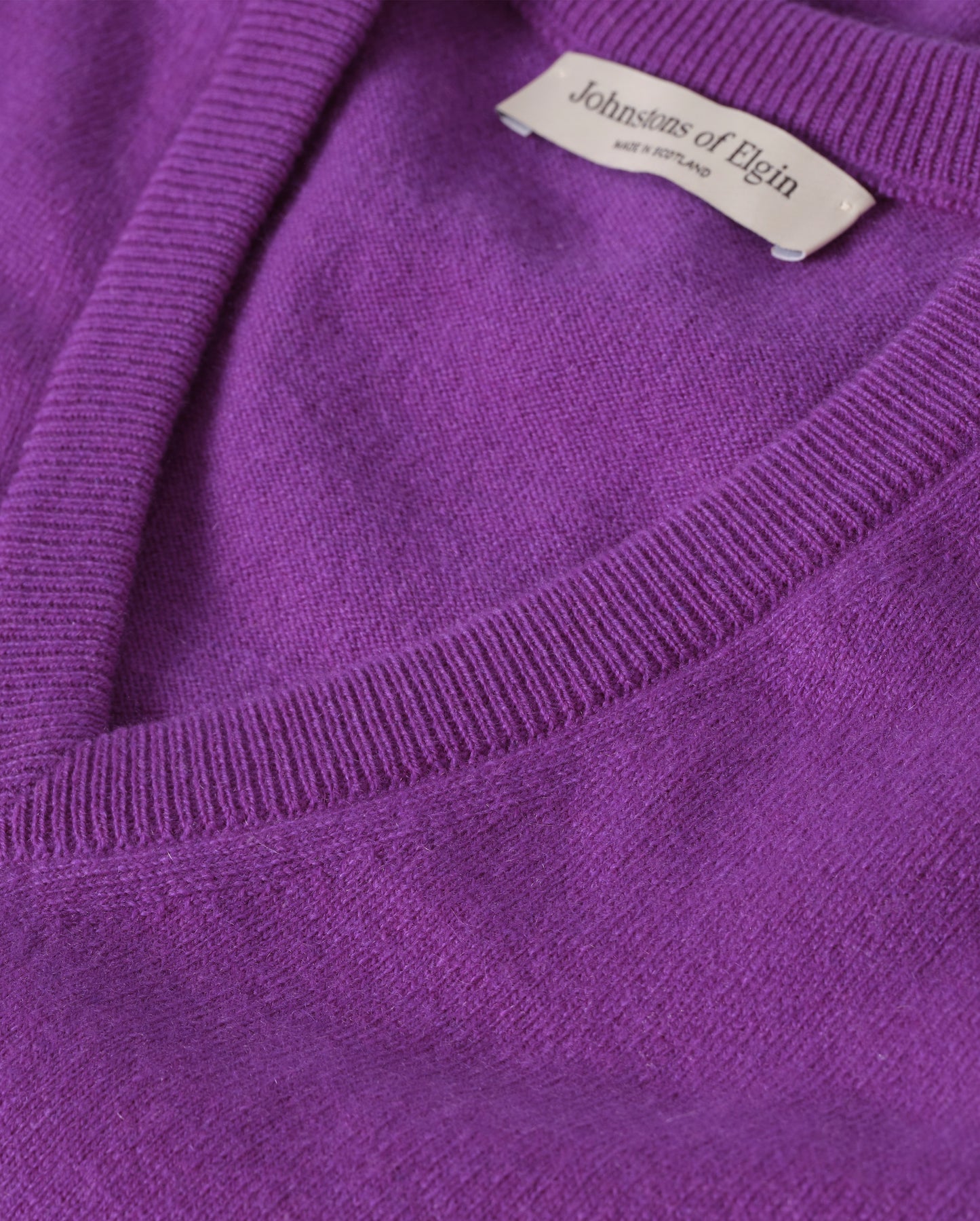 JOHNSTONS OF ELGIN LUNAN VEE SWEATER CLASSIC CASHMERE VEE NECK SWEATER 2 PLY PURPLE 100% CASHMERE KAP05807SD5371
