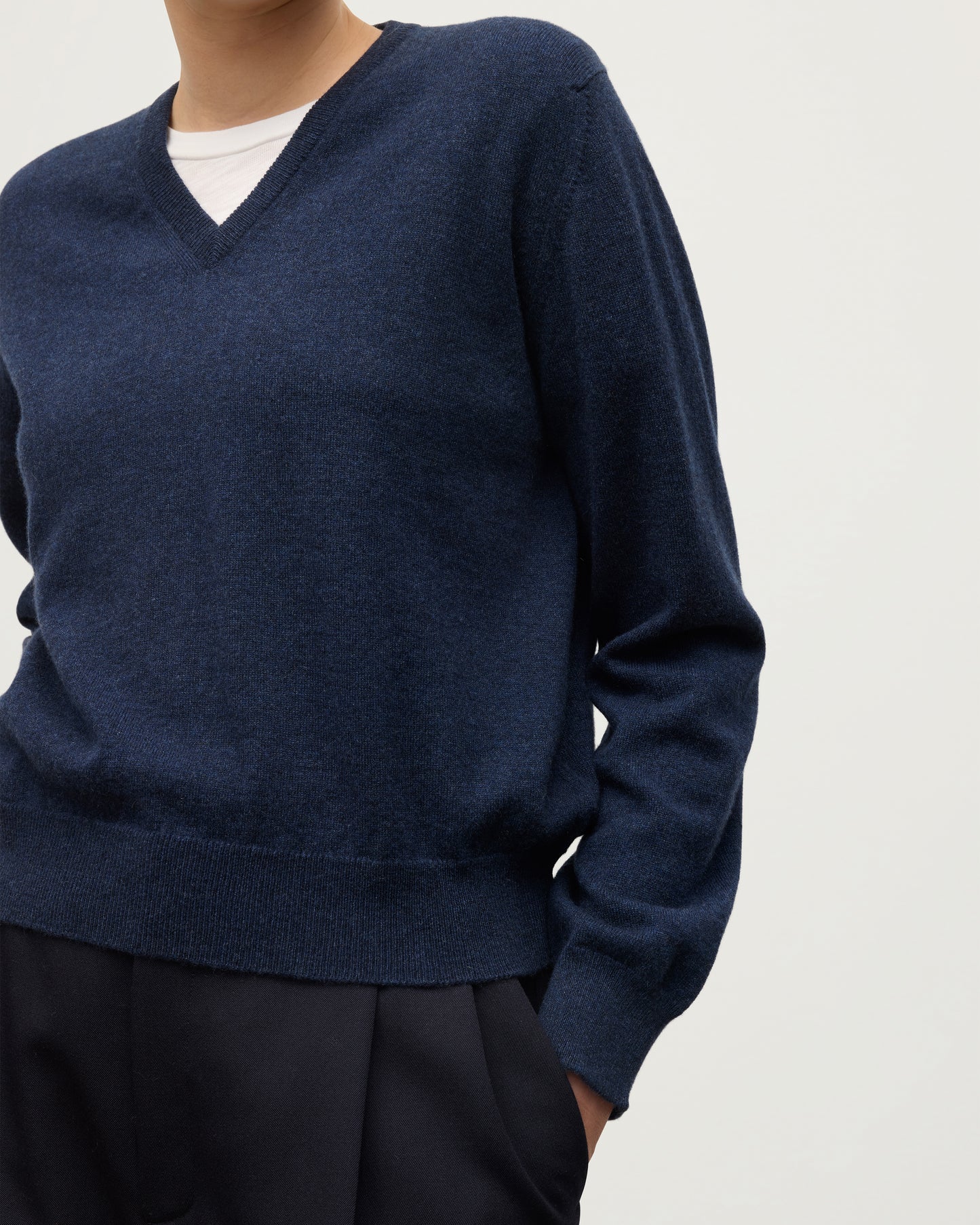MODEL WEARING JOHNSTONS OF ELGIN WOMENS LUNAN CLASSIC VEE SWEATER NAVY 100% CASHMERE KAP05807HD7350