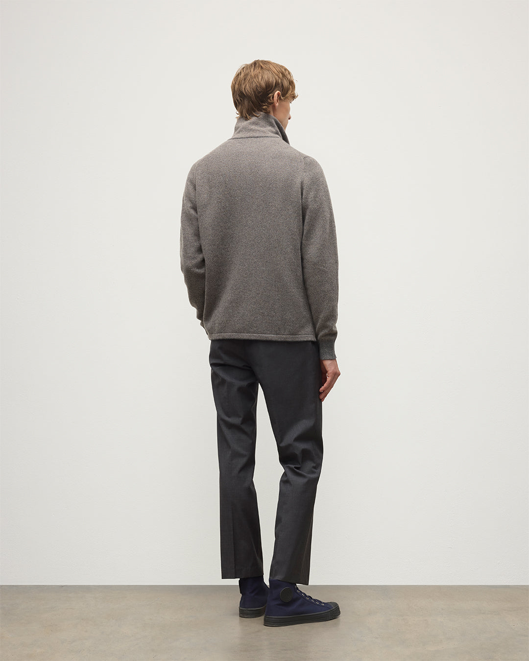 MODEL WEARS JOHNSTONS OF ELGIN MENS TWEEL HALF ZIP SWEATER MID GREY & BROWN 100% CASHMERE KAP05832Q25979