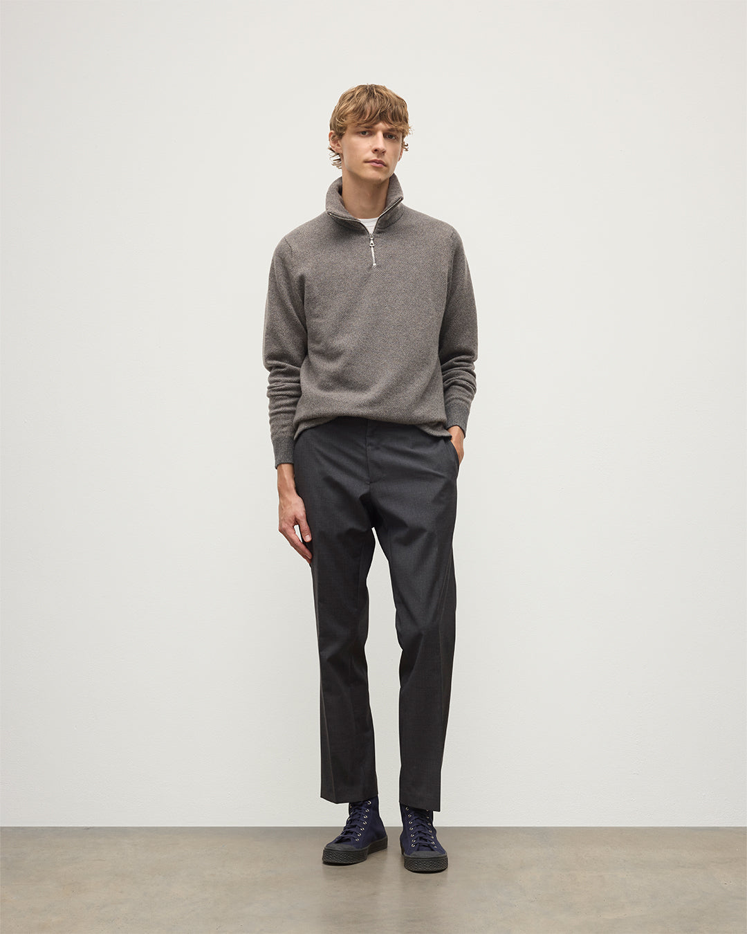 MODEL WEARS JOHNSTONS OF ELGIN MENS TWEEL HALF ZIP SWEATER MID GREY & BROWN 100% CASHMERE KAP05832Q25979