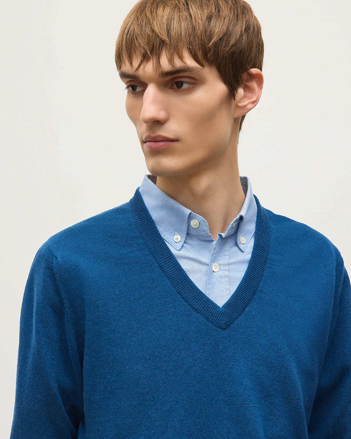 Reuben Blue Cashmere V Neck Jumper | Made in Scotland – Johnstons