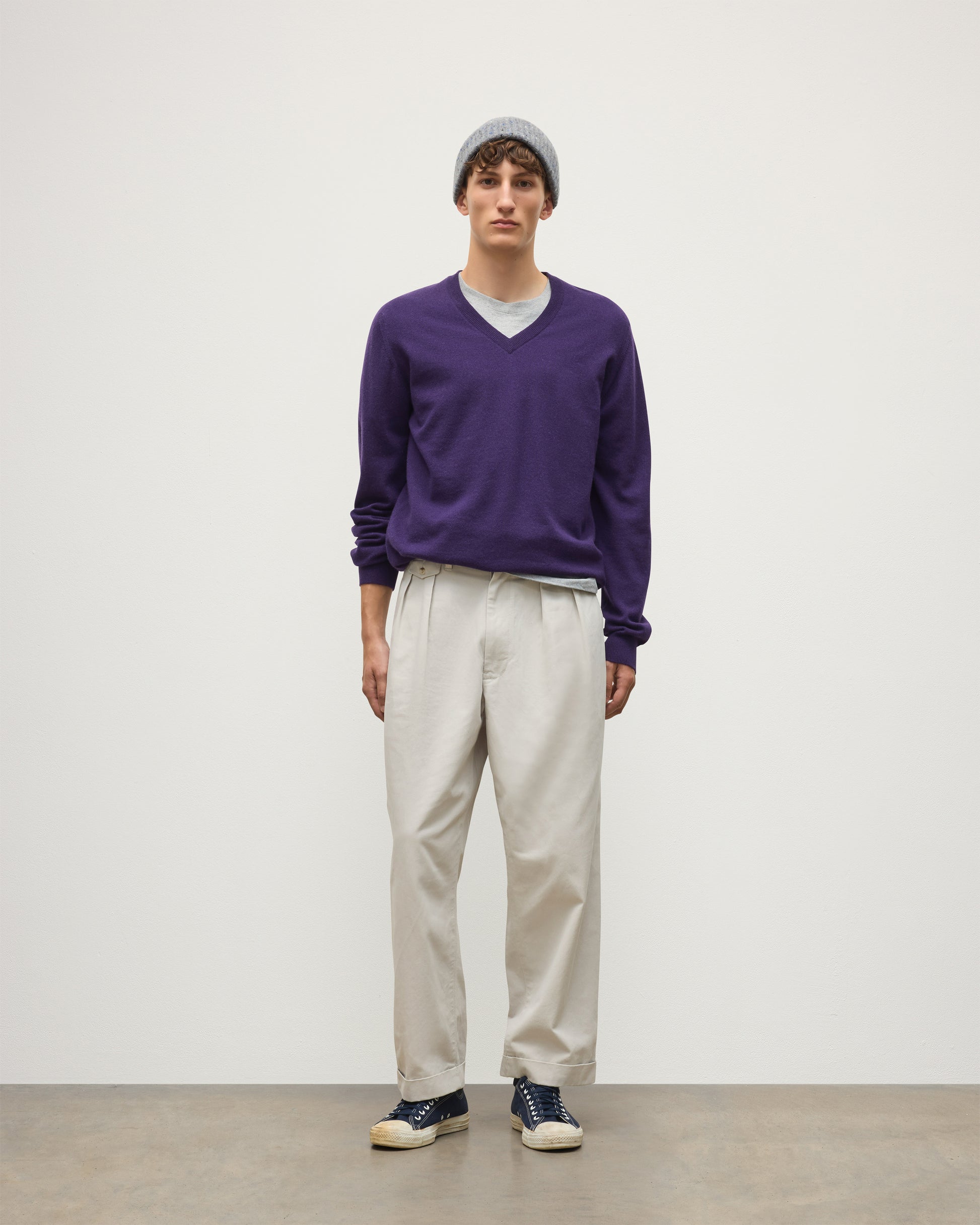 JOHNSTONS OF ELGIN REUBEN VEE NECK CASHMERE VEE NECK SWEATER - 2 PLY DARK PURPLE 100% CASHMERE KAP05960SD5370