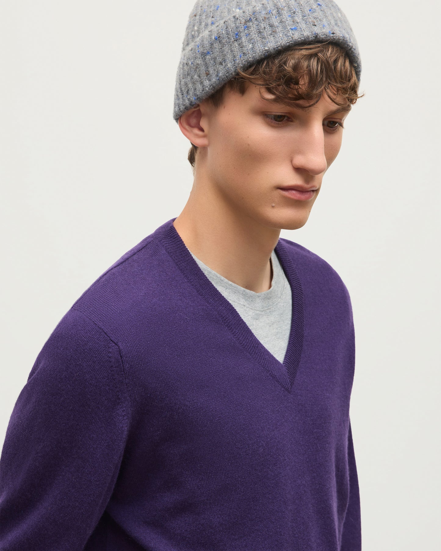 JOHNSTONS OF ELGIN REUBEN VEE NECK CASHMERE VEE NECK SWEATER - 2 PLY DARK PURPLE 100% CASHMERE KAP05960SD5370
