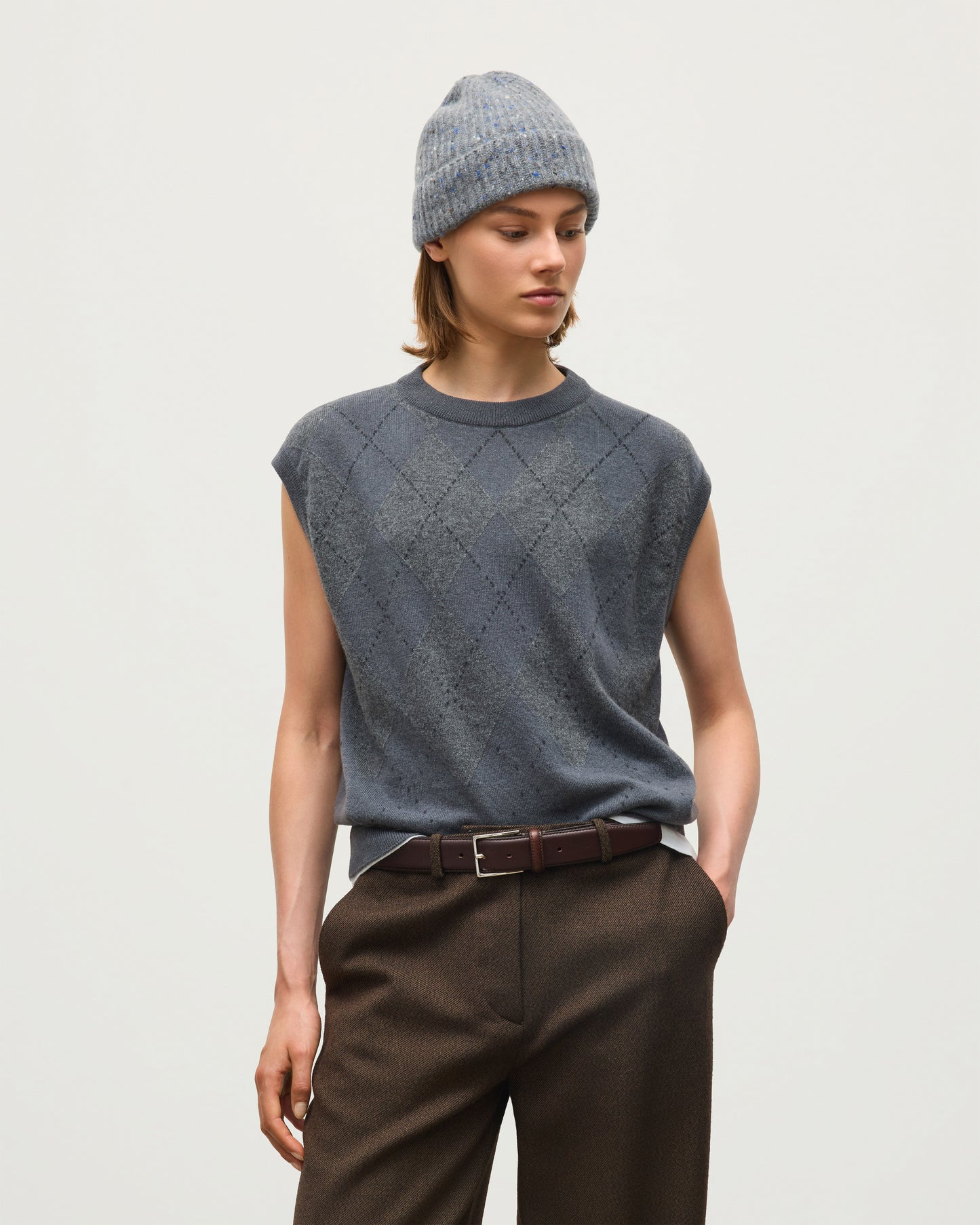 JOHNSTONS OF ELGIN CLAN SLEEVELESS CREW CASHMERE ARGYLE INTARSIA ROUND NECK TANK - 2 PLY GREY 100% CASHMERE KAP06027JU1653