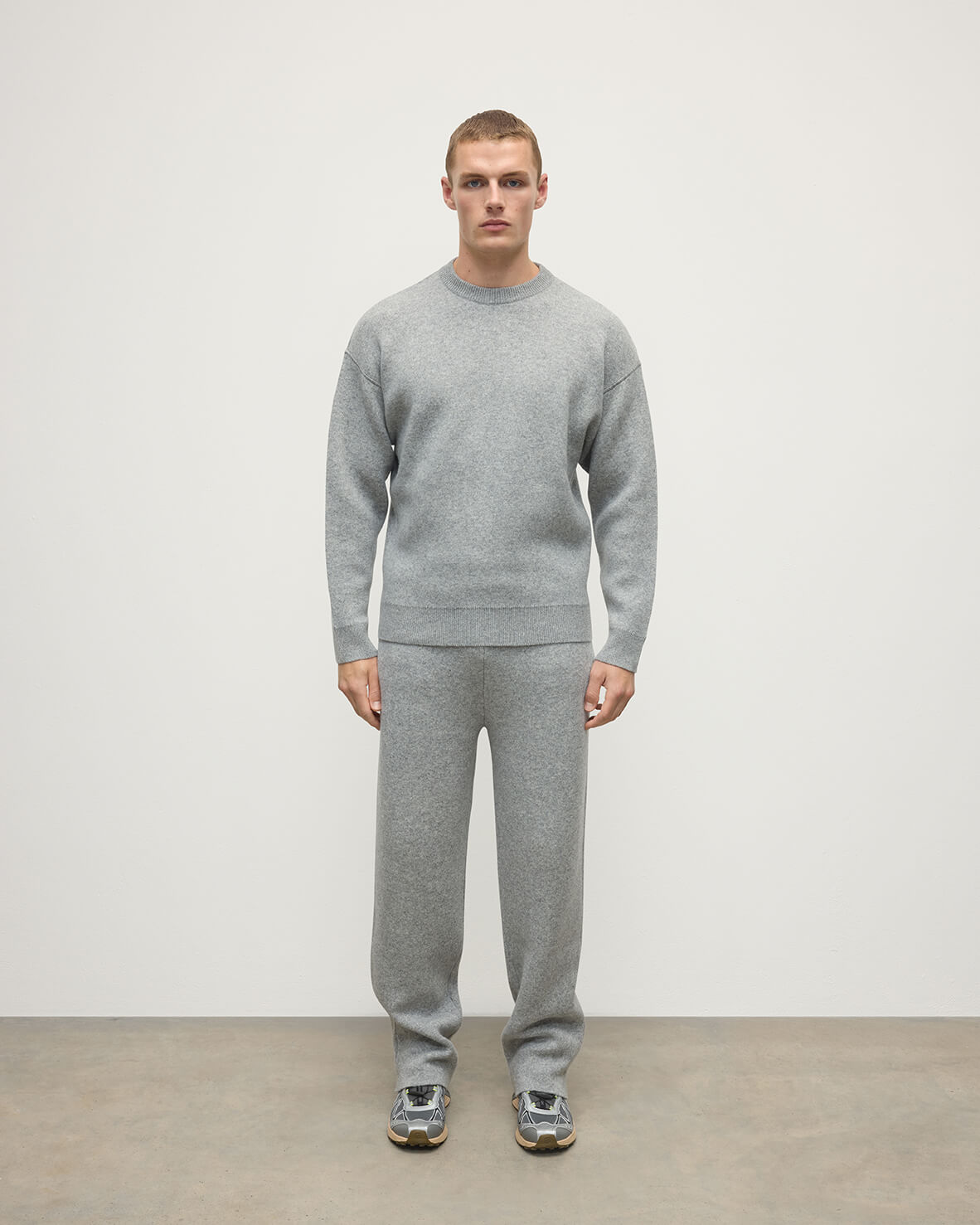 Johnstons of Elgin AW25 Men's Knitwear Light Grey & White Double Face Grey Tapered Joggers KBA01024Q25324