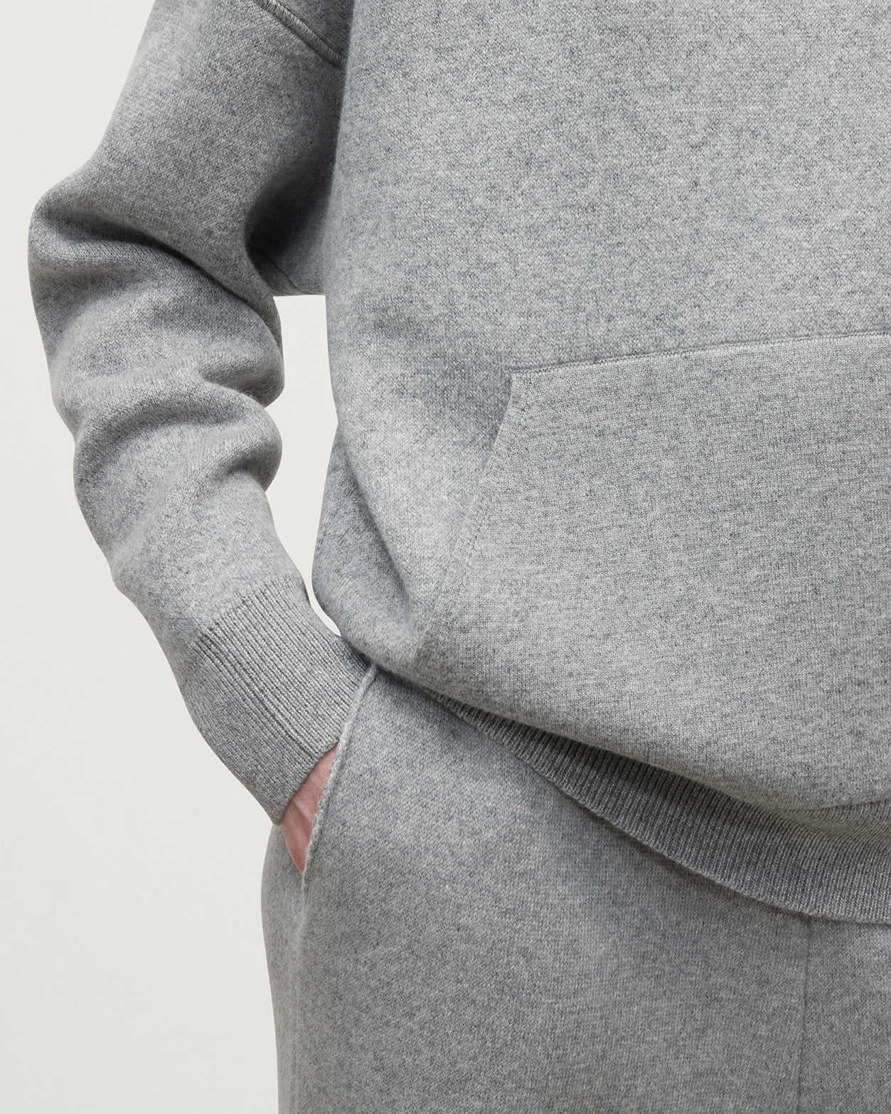 Model wears Johnstons of Elgin AW25 Women's Knitwear Light Grey & White Double-Face Cashmere Tapered-Leg Joggers Back View  KBA01036Q25324