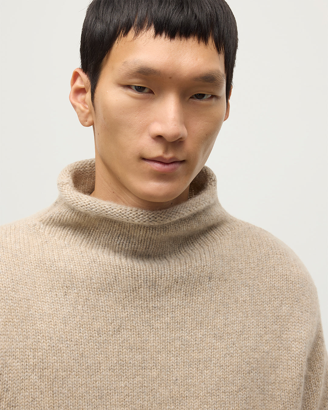 MALE MODEL WEARING JOHNSTOS OF ELGIN KESTER FUNNEL NECK SWEATER NATURAL 100% CASHMERE KBB01067HB4453