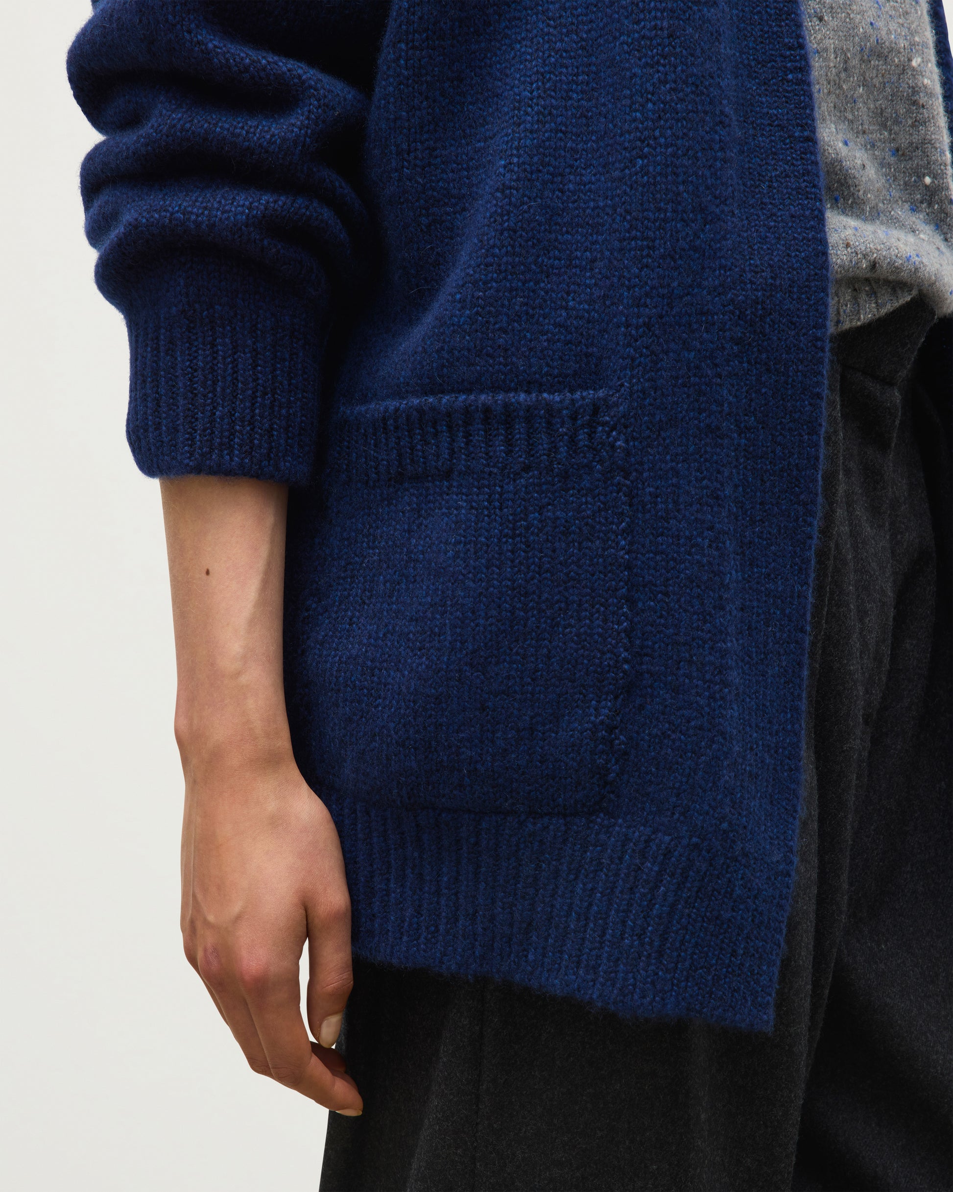 JOHNSTONS OF ELGIN BAY SLOUCH CARDIGAN MARBLED CASHMERE SLOUCH CARDIGAN WITH POCKETS DARK BLUE 78% CASHMERE, 22% COTTON KBB01069HD7361