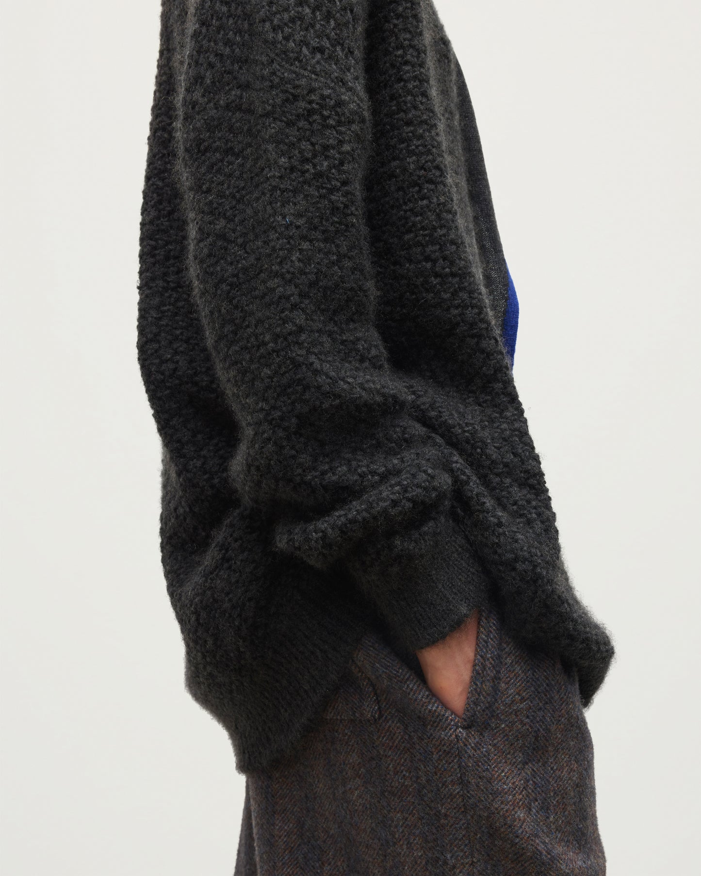 JOHNSTONS OF ELGIN EVA VEE SWEATER BRUSHED CASHMERE SILK TWEED TEXTURED VEE SLOUCH SWEATER BLACK 57% CASHMERE, 20% SILK, 23% WOOL KBC01088Q26356