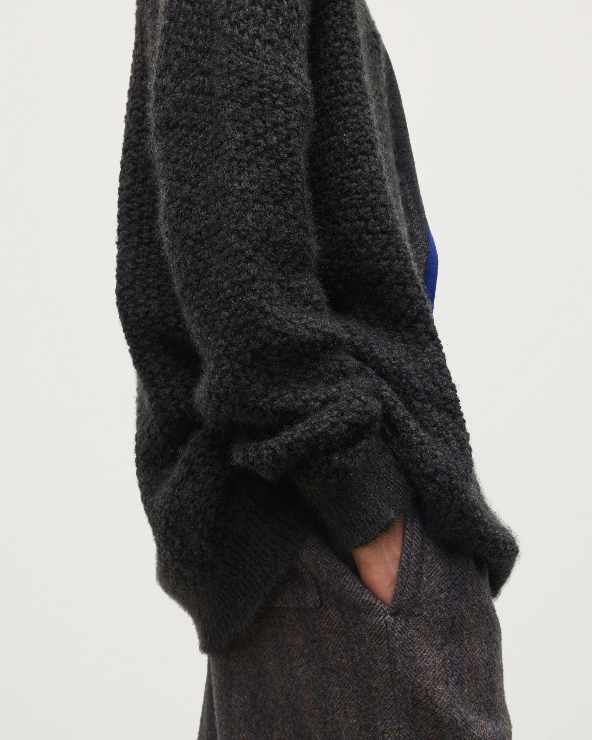 JOHNSTONS OF ELGIN EVA VEE SWEATER BRUSHED CASHMERE SILK TWEED TEXTURED VEE SLOUCH SWEATER BLACK 57% CASHMERE, 20% SILK, 23% WOOL KBC01088Q26356