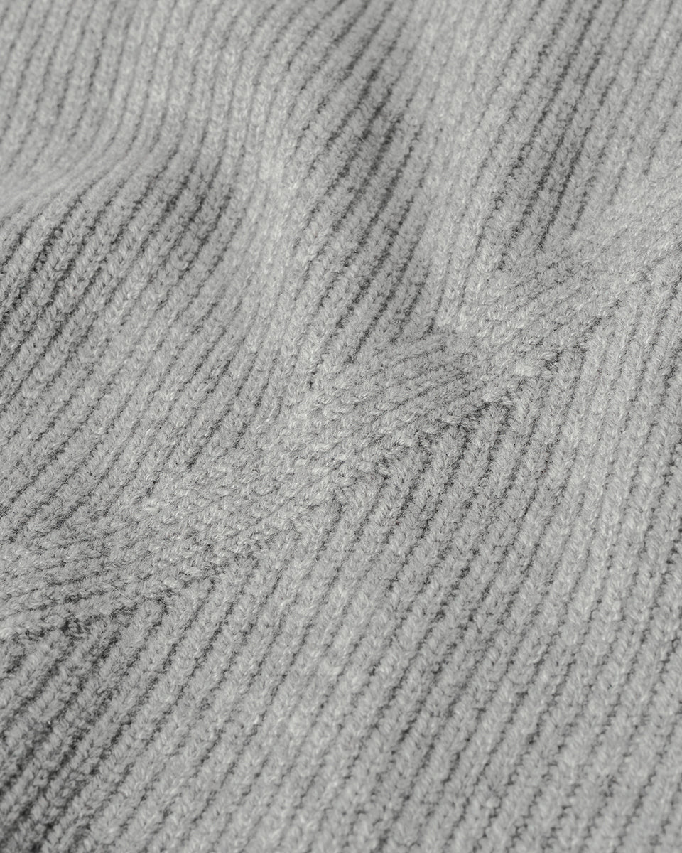 Johnstons of Elgin AW25 Women's Knitwear Light Grey Sleeveless Grey Cashmere Tank Top Close Up KBI01037HA0308