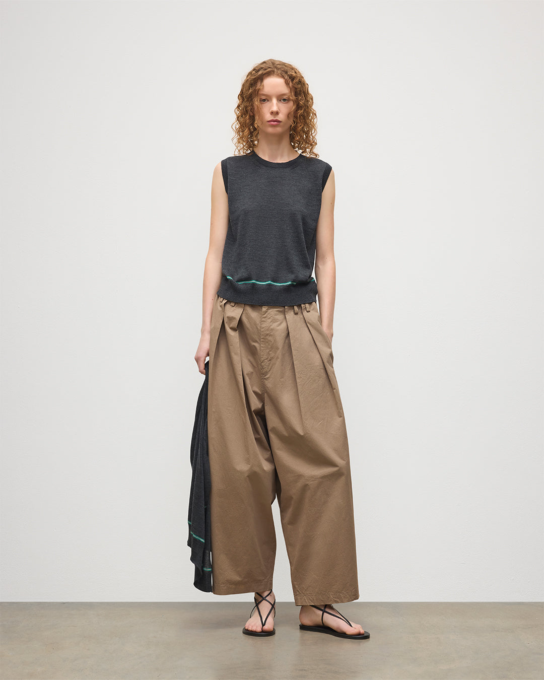 JOHNSTONS OF ELGIN WOMENS BRAE SLEEVELESS CREW GREY 100% MERINO WOOL KBI01064Q25965