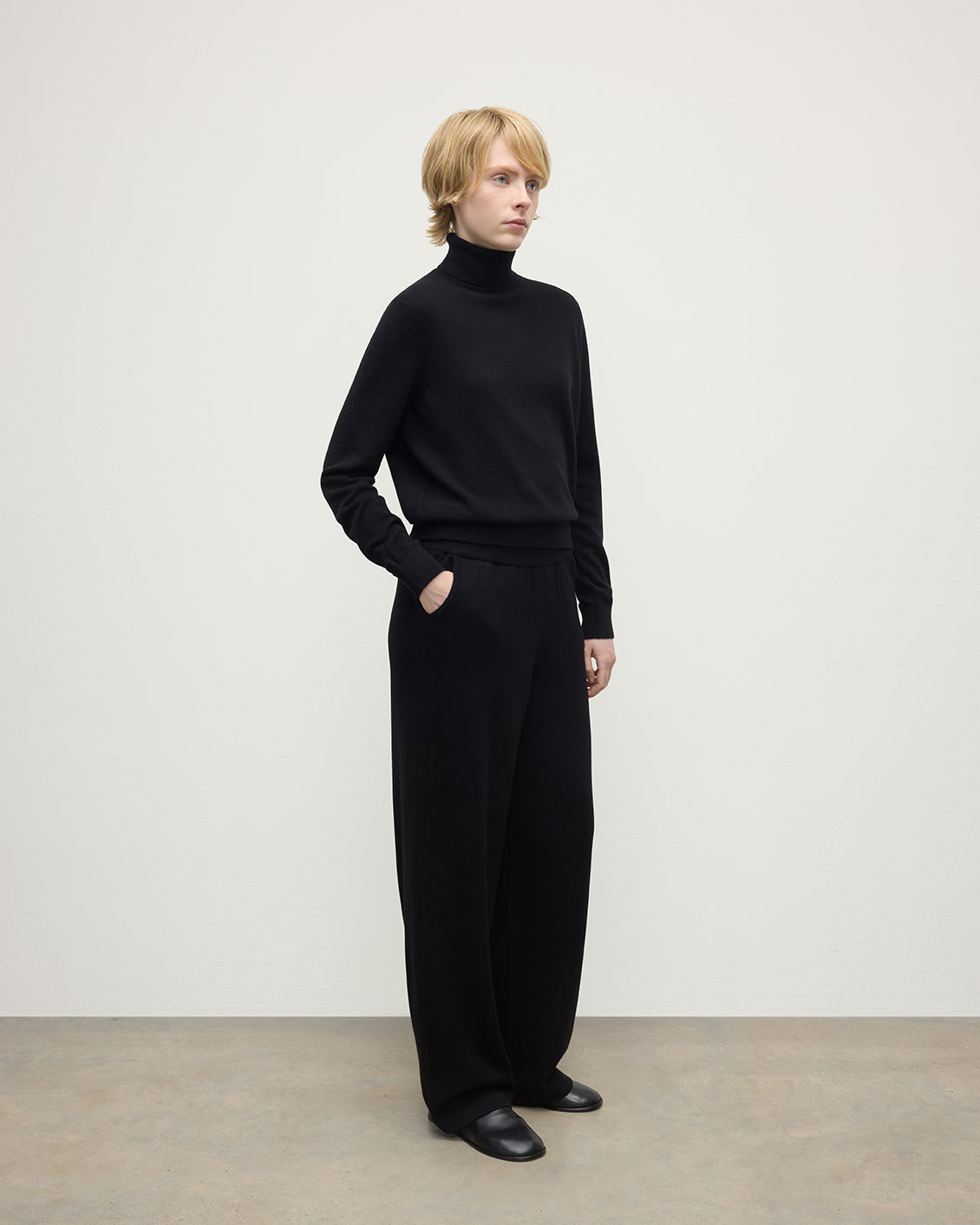 Johnstons of Elgin AW25 Women's Knitwear Black Wide Leg Cashmere Trousers KBP00926SA7210