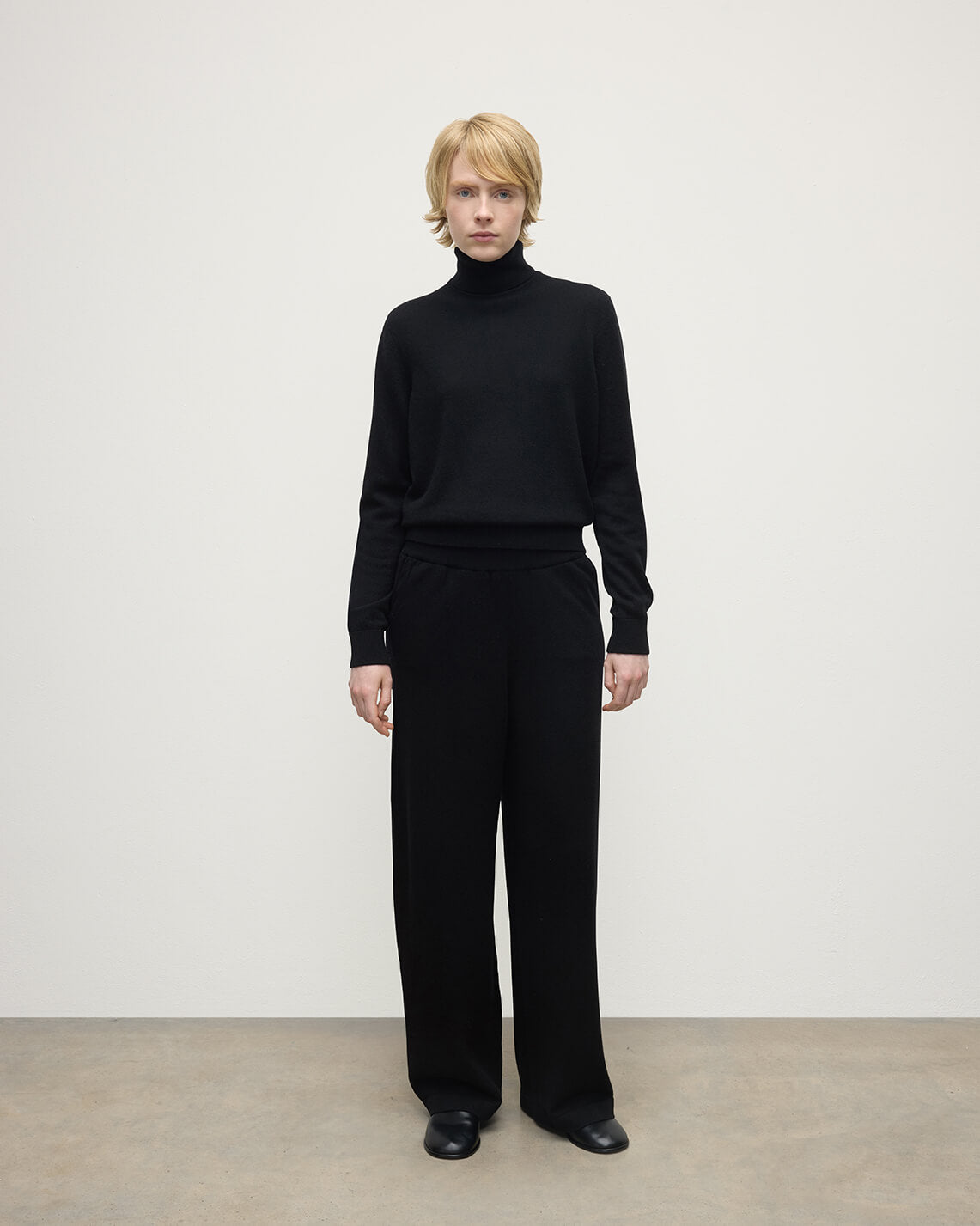 Johnstons of Elgin AW25 Women's Knitwear Black Wide Leg Cashmere Trousers KBP00926SA7210