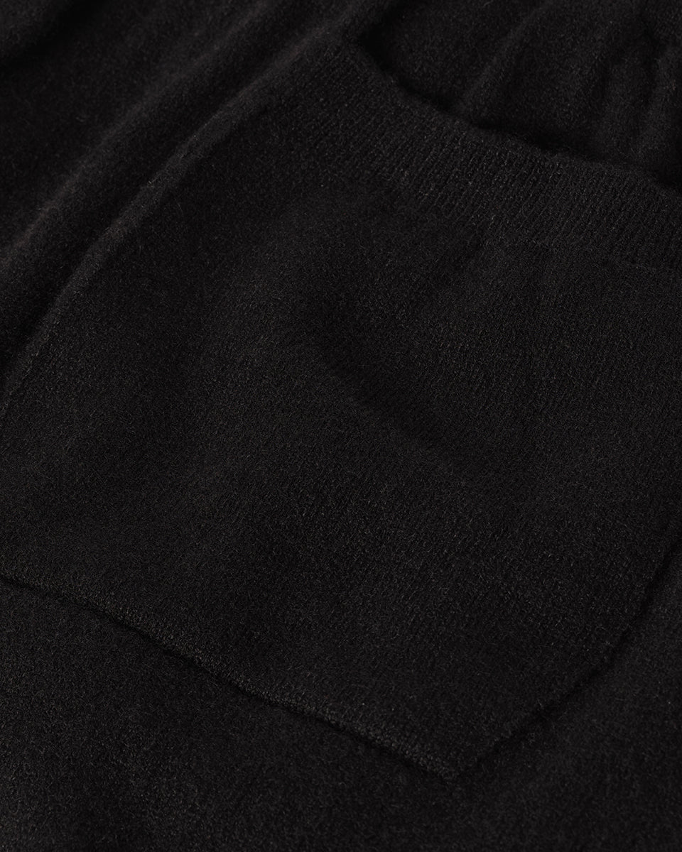 Model wearing Johnstons of Elgin Men's Knitwear Black Kirk Cashmere Joggers KBP00948SA7099