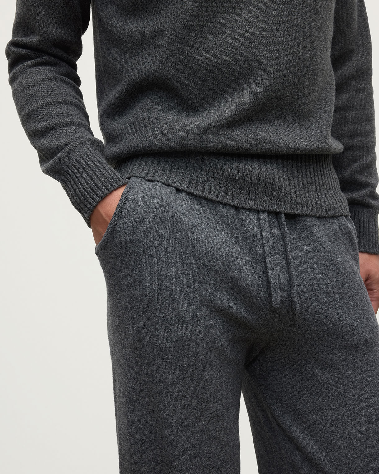 Johnstons of Elgin SS25 Men's Knitwear Mid Grey Tapered Cashmere Joggers with matching cashmere quarter zip neck sweater KBP00948HA0501