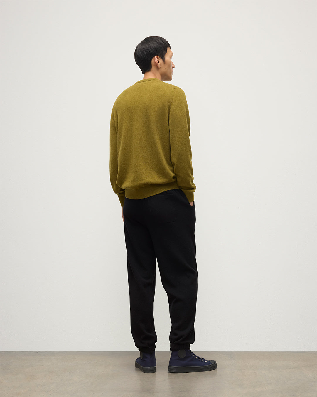 Model wearing Johnstons of Elgin Men's Knitwear Black Kirk Cashmere Joggers KBP00948SA7099