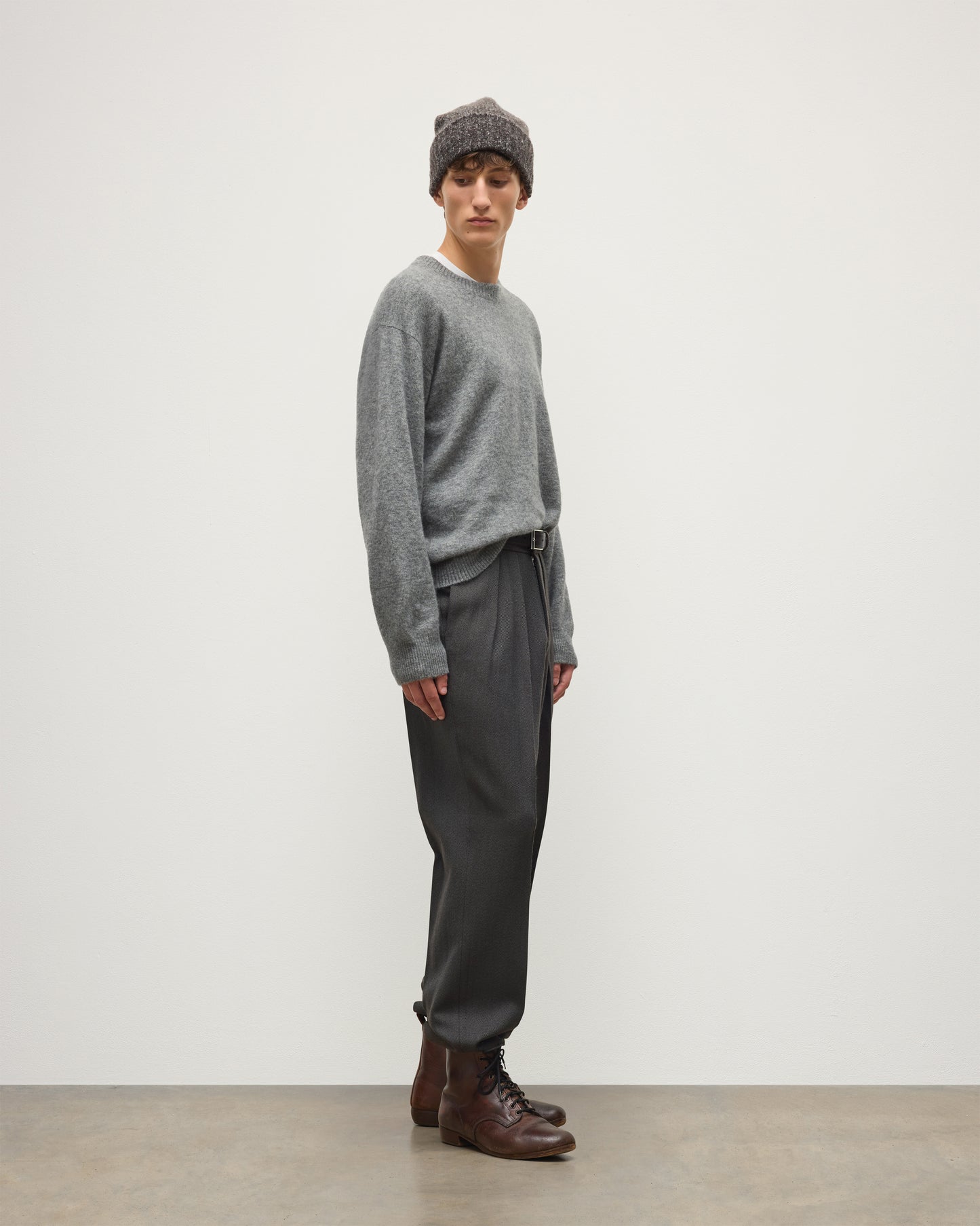 JOHNSTONS OF ELGIN PAXTON CREW SWEATER BRUSHED CASHMERE SILK CREW NECK SWEATER GREY 74% CASHMERE, 26% SILK KBP01082HA0429