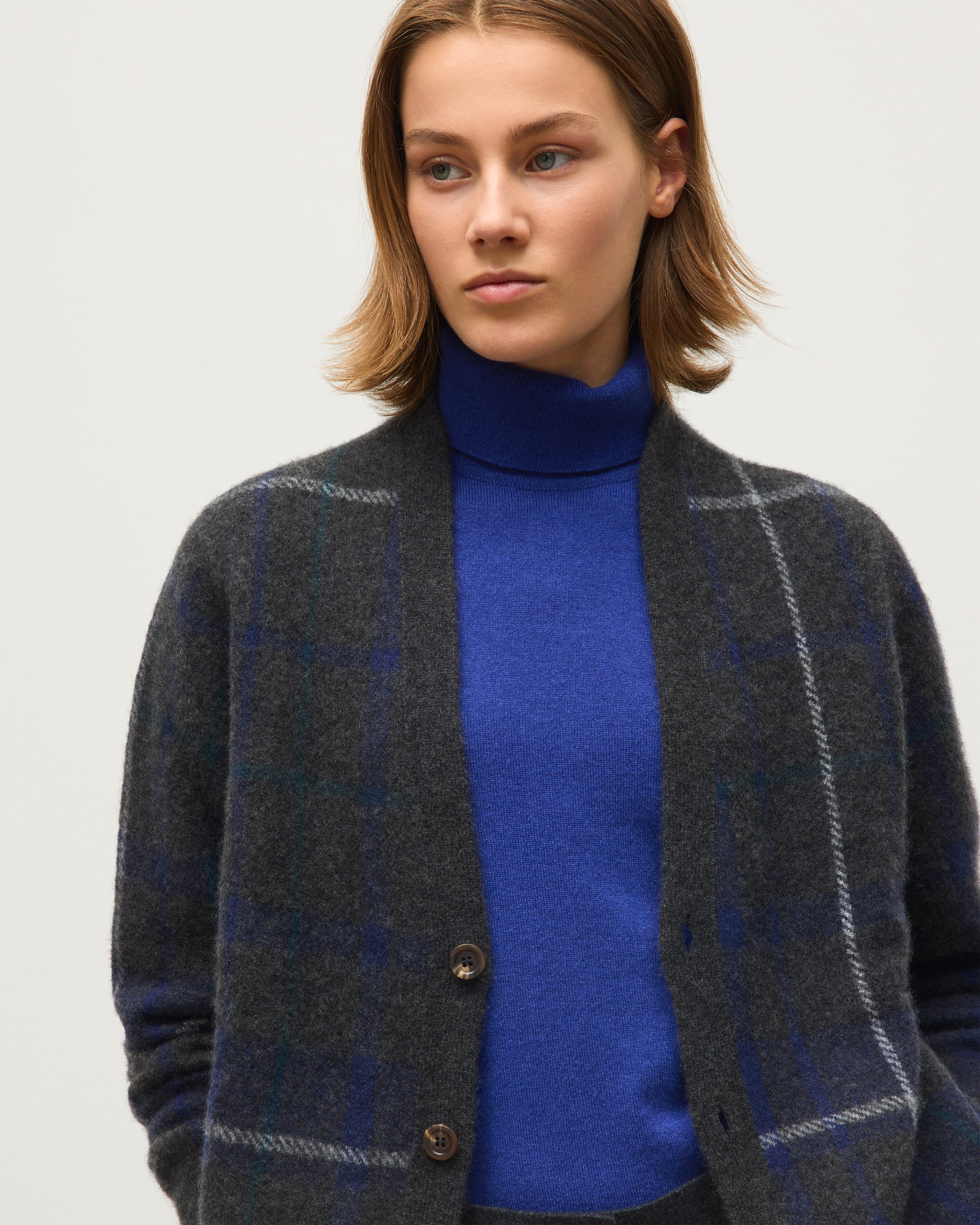 JOHNSTONS OF ELGIN MACK VEE CARDIGAN BRUSHED CASHMERE SILK INTARSIA CHECK VEE NECK CARDIGAN DARK GREY 74% CASHMERE, 26% SILK KBP01099JU1642