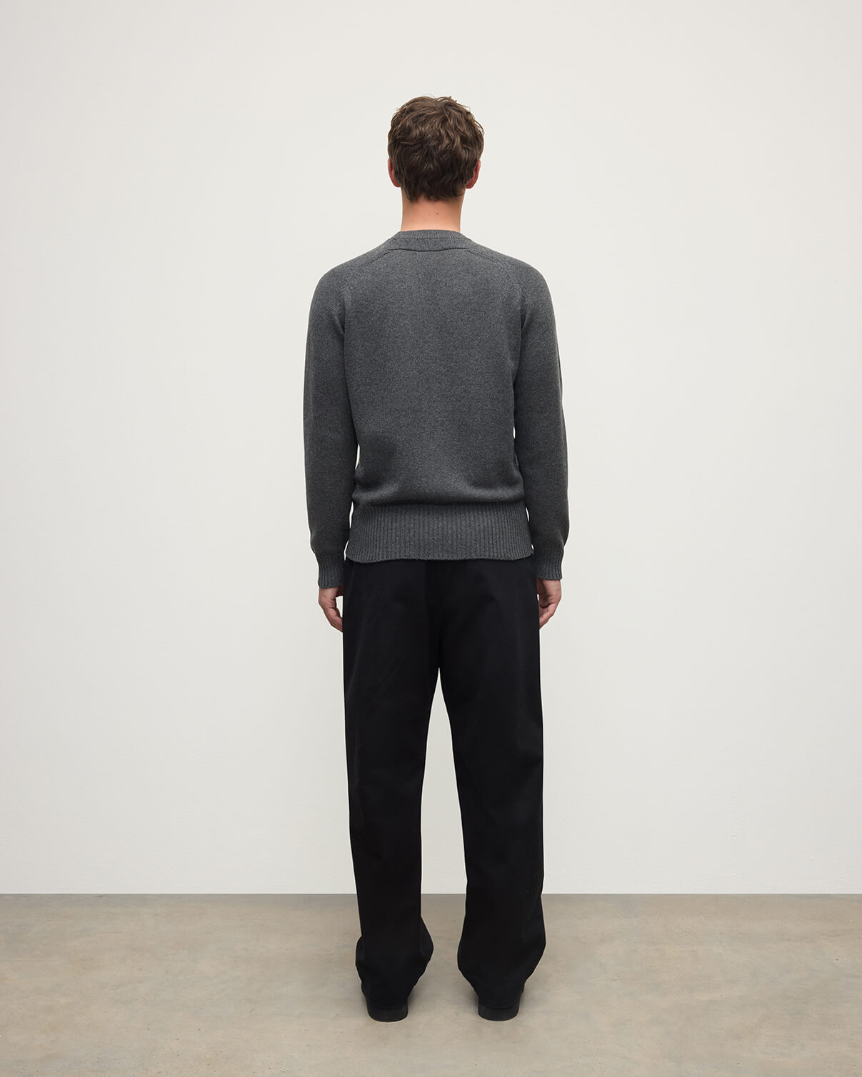 Johnstons of Elgin AW25 Men's Knitwear Charcoal Superfine Merino Relaxed Grey Jumper KDA00770HA7204