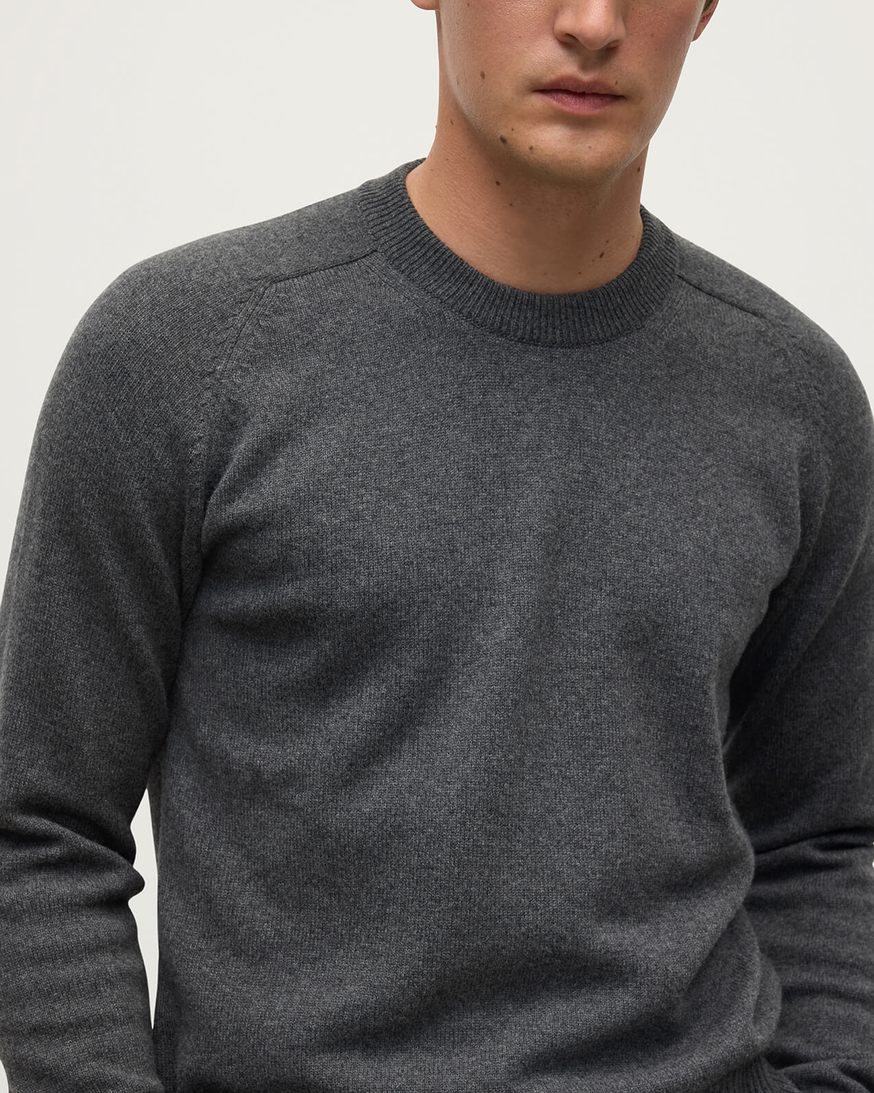 Johnstons of Elgin AW25 Men's Knitwear Charcoal Superfine Merino Relaxed Grey Jumper KDA00770HA7204