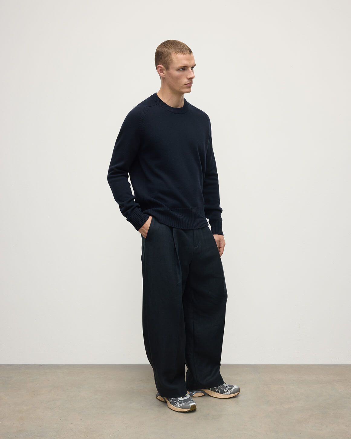 Johnstons of Elgin ネイビー セーター Dark Navy Men's Superfine Wool Relaxed Crew Jumper | Merino