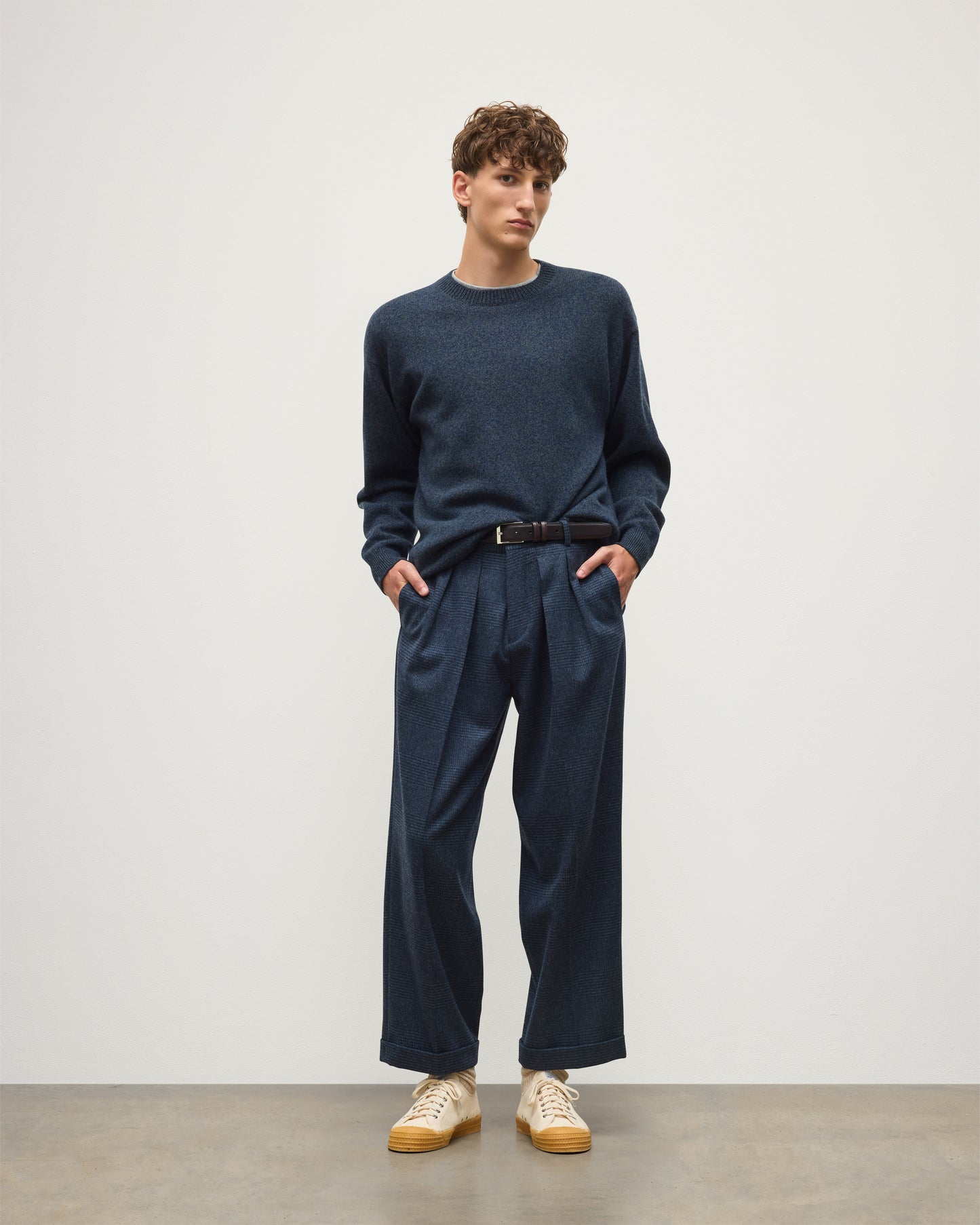 JOHNSTONS OF ELGIN CRAIGIE CREW SWEATER LAMBSWOOL CREW NECK SWEATER DARK BLUE 100% LAMBSWOOL KDA00815HA7243