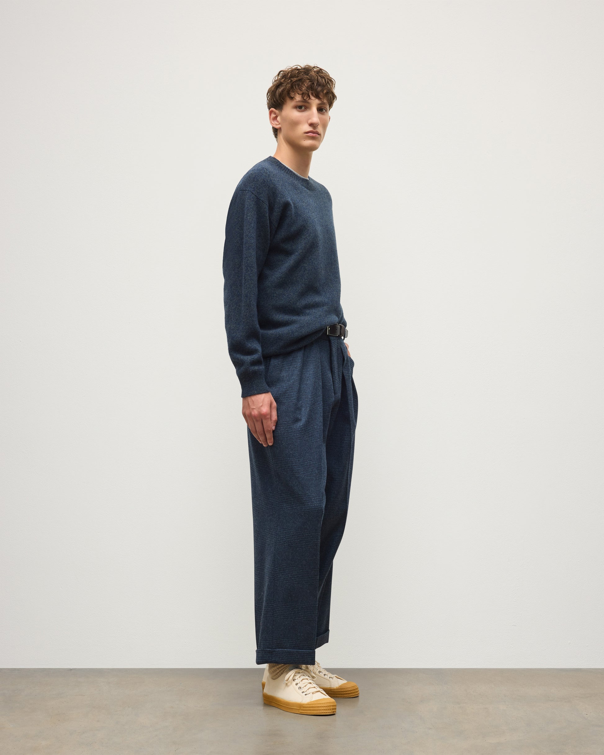 JOHNSTONS OF ELGIN CRAIGIE CREW SWEATER LAMBSWOOL CREW NECK SWEATER DARK BLUE 100% LAMBSWOOL KDA00815HA7243