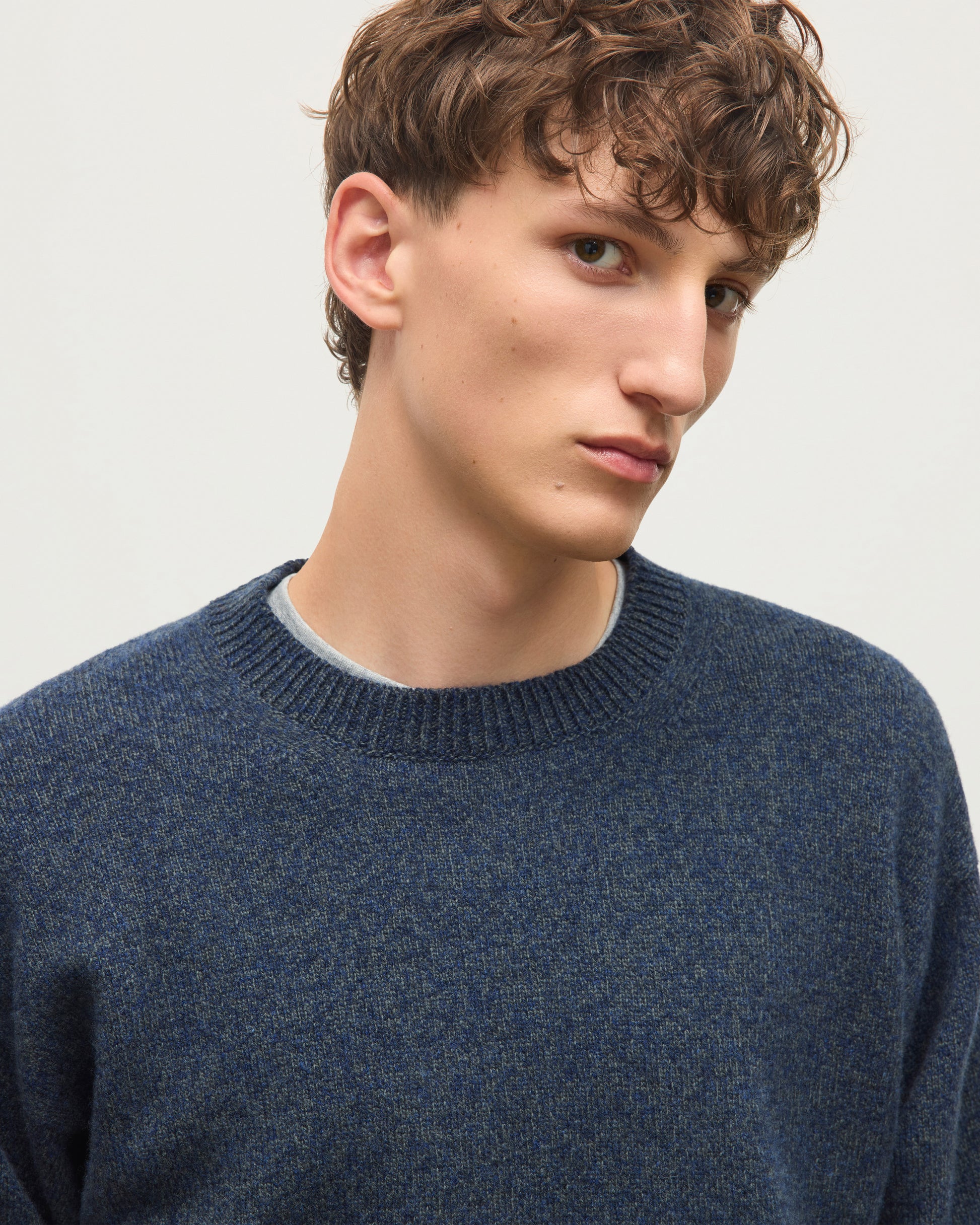 JOHNSTONS OF ELGIN CRAIGIE CREW SWEATER LAMBSWOOL CREW NECK SWEATER DARK BLUE 100% LAMBSWOOL KDA00815HA7243