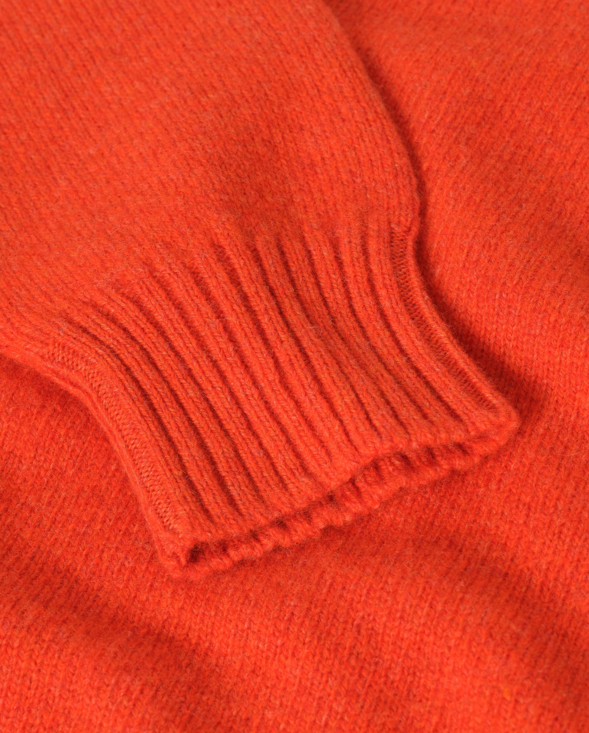 JOHNSTONS OF ELGIN BLYTH CREW SWEATER LAMBSWOOL ROUND NECK SADDLE SHOULDER SWEATER RED 100% LAMBSWOOL KDA00821HE4391