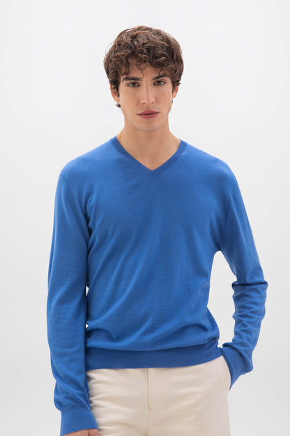 Johnstons of Elgin SS24 Men's Knitwear Orkney Blue Superfine Merino V Neck Jumper KDI00704SD4993