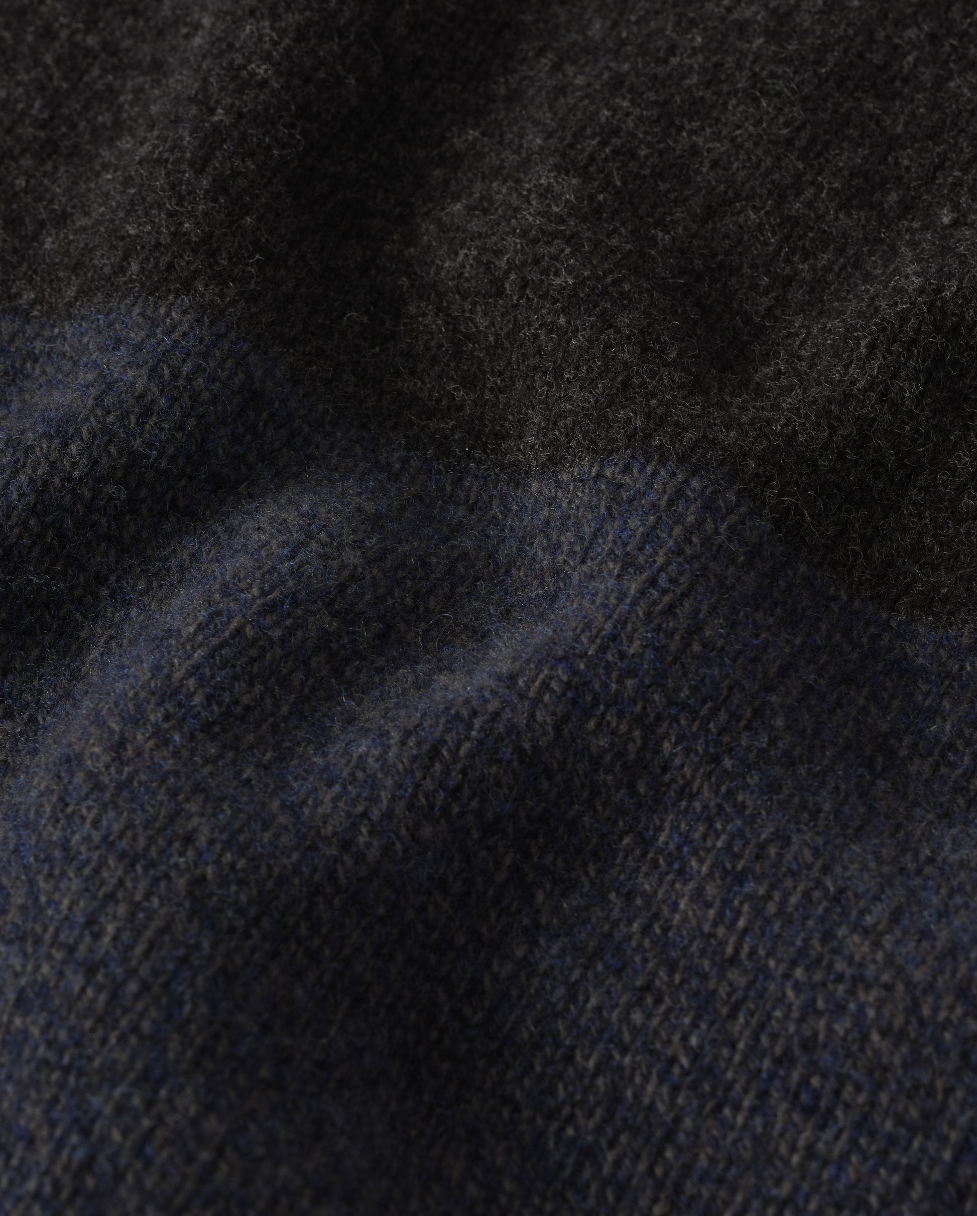 JOHNSTONS OF ELGIN OGILVIE CREW SWEATER LAMBSWOOL COLOURBLOCK CREW NECK SWEATER DARK GREY 100% LAMBSWOOL    KDI00816Q26348 