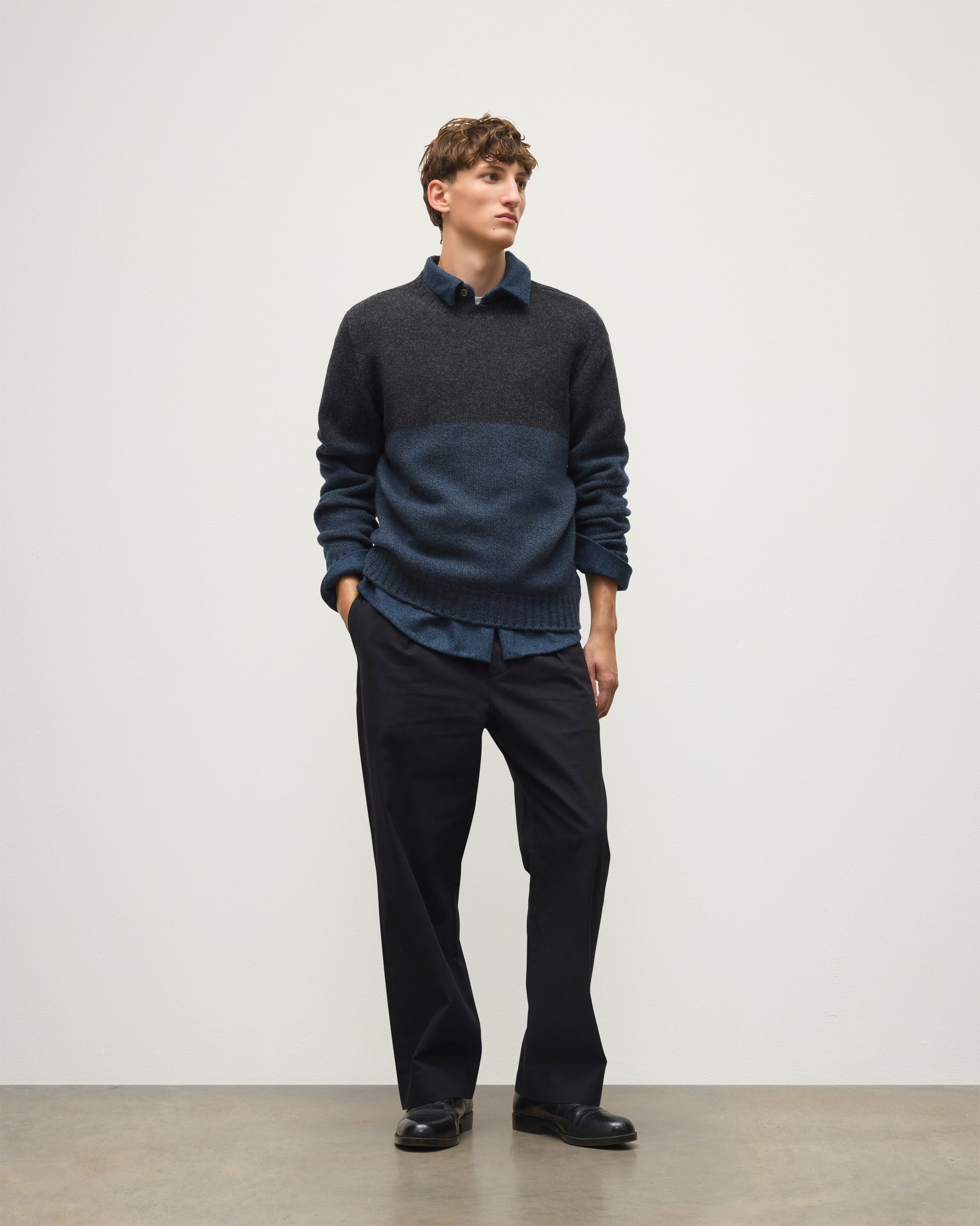 JOHNSTONS OF ELGIN OGILVIE CREW SWEATER LAMBSWOOL COLOURBLOCK CREW NECK SWEATER DARK GREY 100% LAMBSWOOL KDI00816Q26348