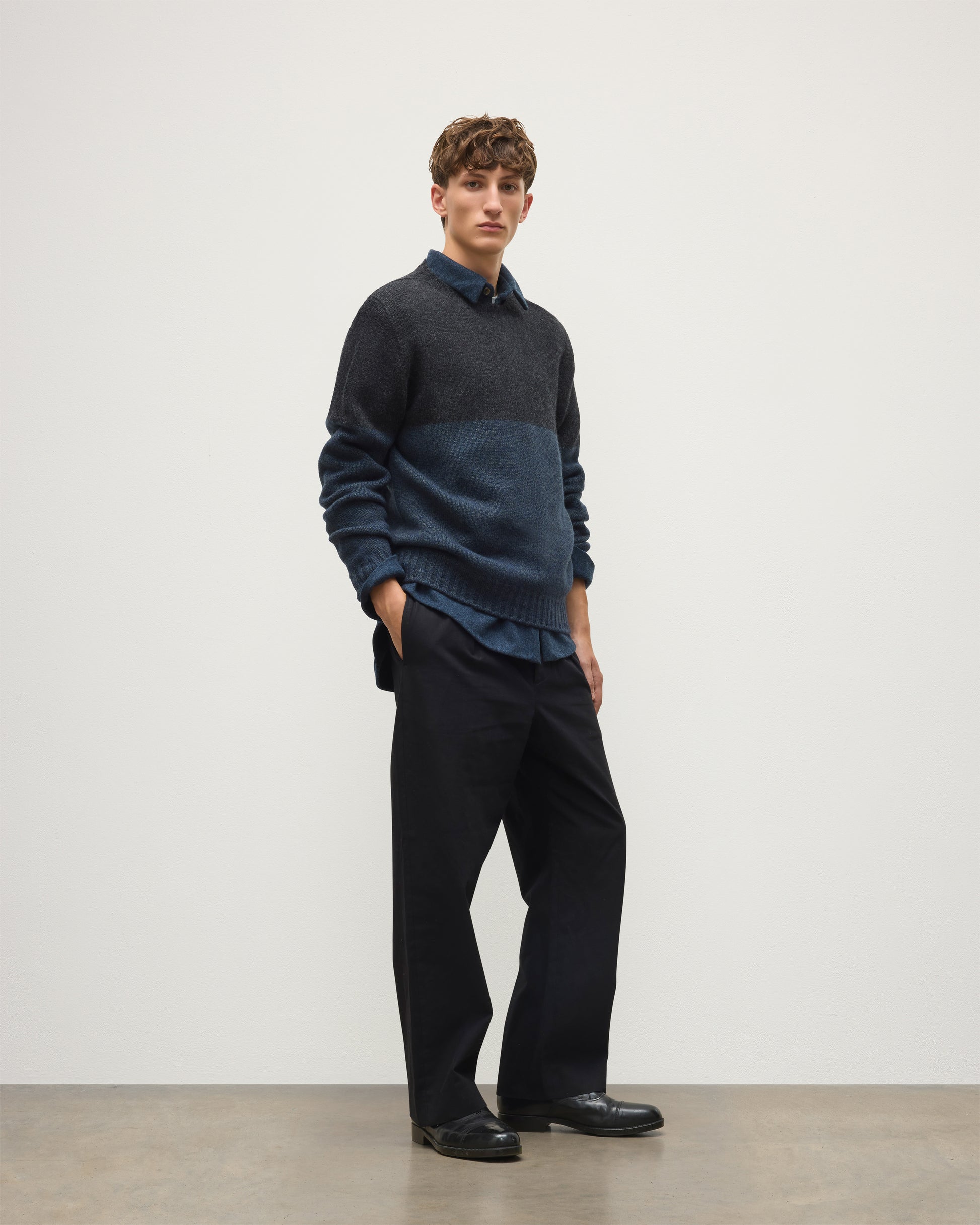 JOHNSTONS OF ELGIN OGILVIE CREW SWEATER LAMBSWOOL COLOURBLOCK CREW NECK SWEATER DARK GREY 100% LAMBSWOOL KDI00816Q26348