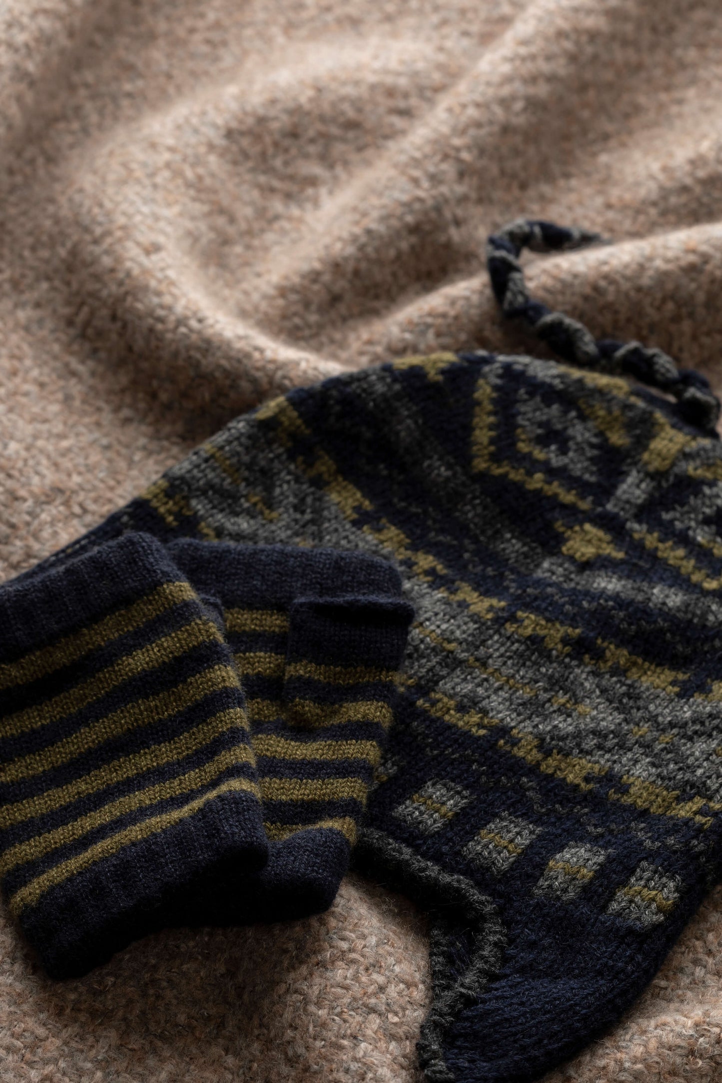 Johnstons of Elgin AW24 Children's Knitted Accessory Dark Navy & SFA Olive Stripy Children's Cashmere Wristwarmers HAY01438Q24716