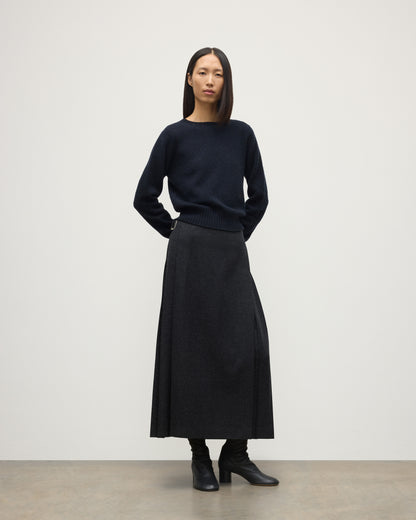 MODEL WEARING LE KILT X JOHNSTONS OF ELGIN LONG CHARCOAL KILT IN WOOL AND CASHMERE, WOR WITH DARK GREY CASHMERE SWEATER WITH BLACK BOOTS TB000844RU7750