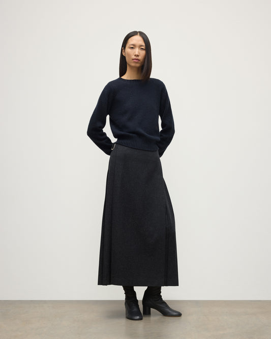 MODEL WEARING LE KILT X JOHNSTONS OF ELGIN LONG CHARCOAL KILT IN WOOL AND CASHMERE, WOR WITH DARK GREY CASHMERE SWEATER WITH BLACK BOOTS TB000844RU7750