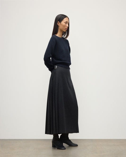 MODEL WEARING LE KILT X JOHNSTONS OF ELGIN LONG CHARCOAL KILT IN WOOL AND CASHMERE, WOR WITH DARK GREY CASHMERE SWEATER WITH BLACK BOOTS TB000844RU7750